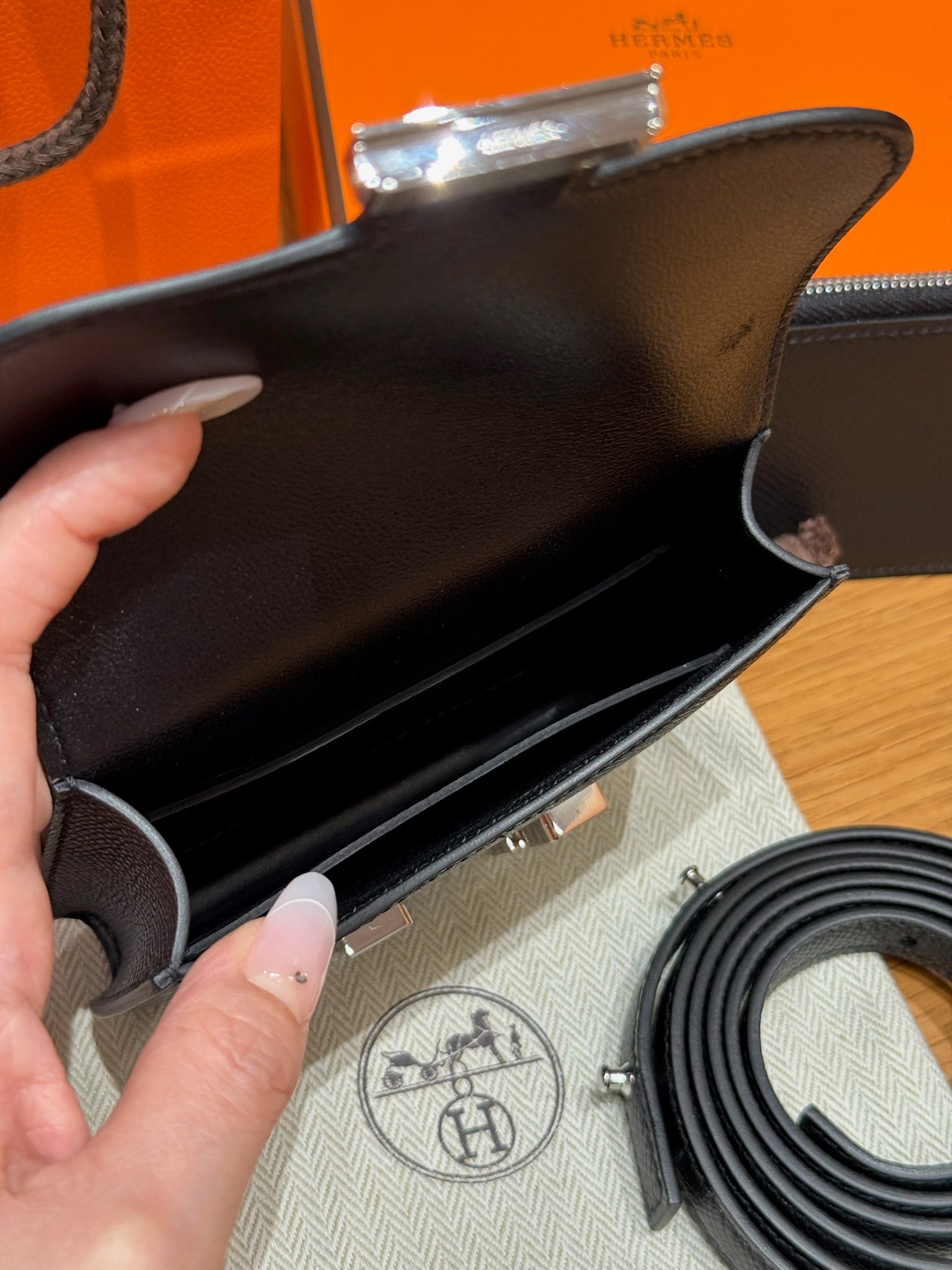 에르메스 콘스탄스 슬림 지갑 앱송