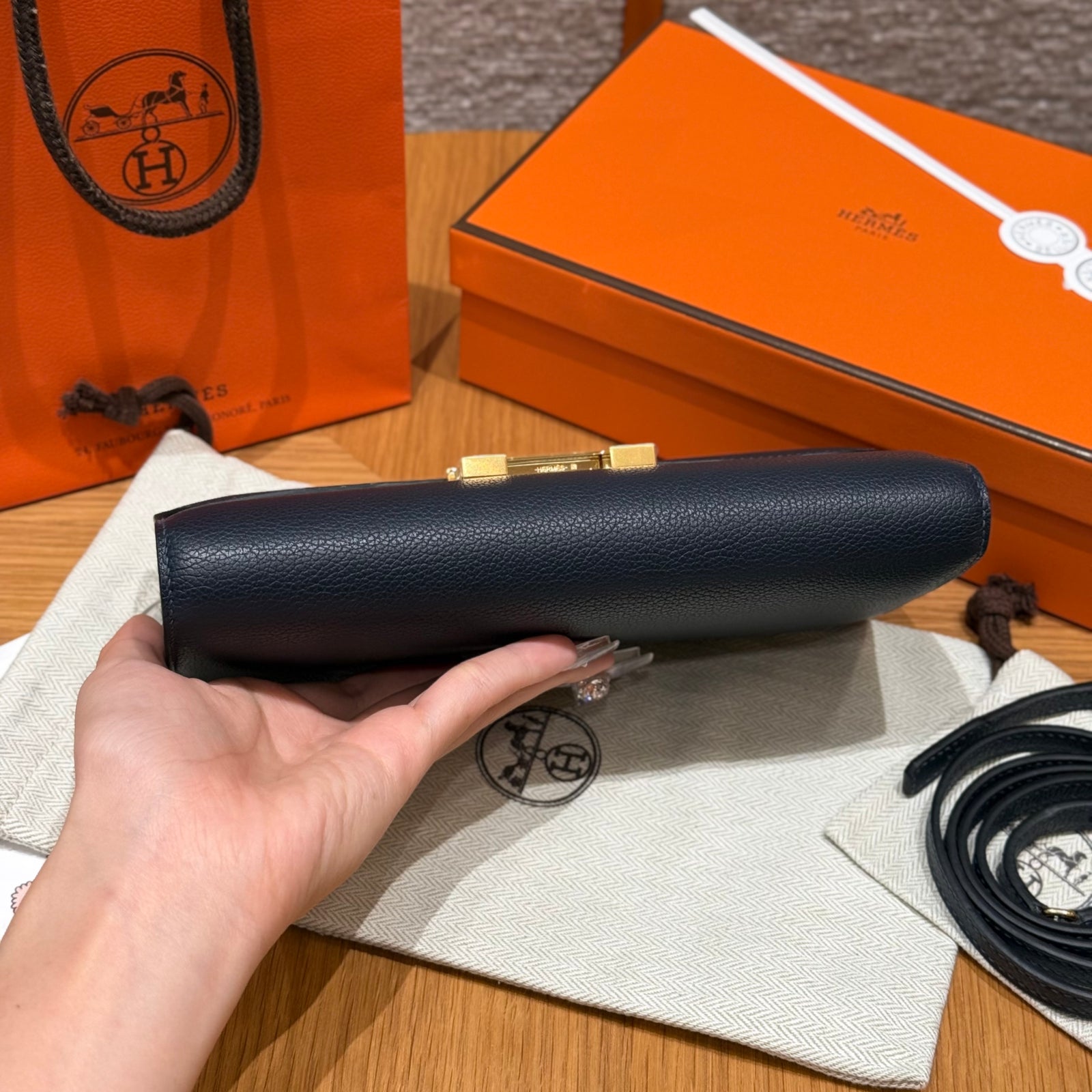 에르메스 콘스탄스 투고 앱송