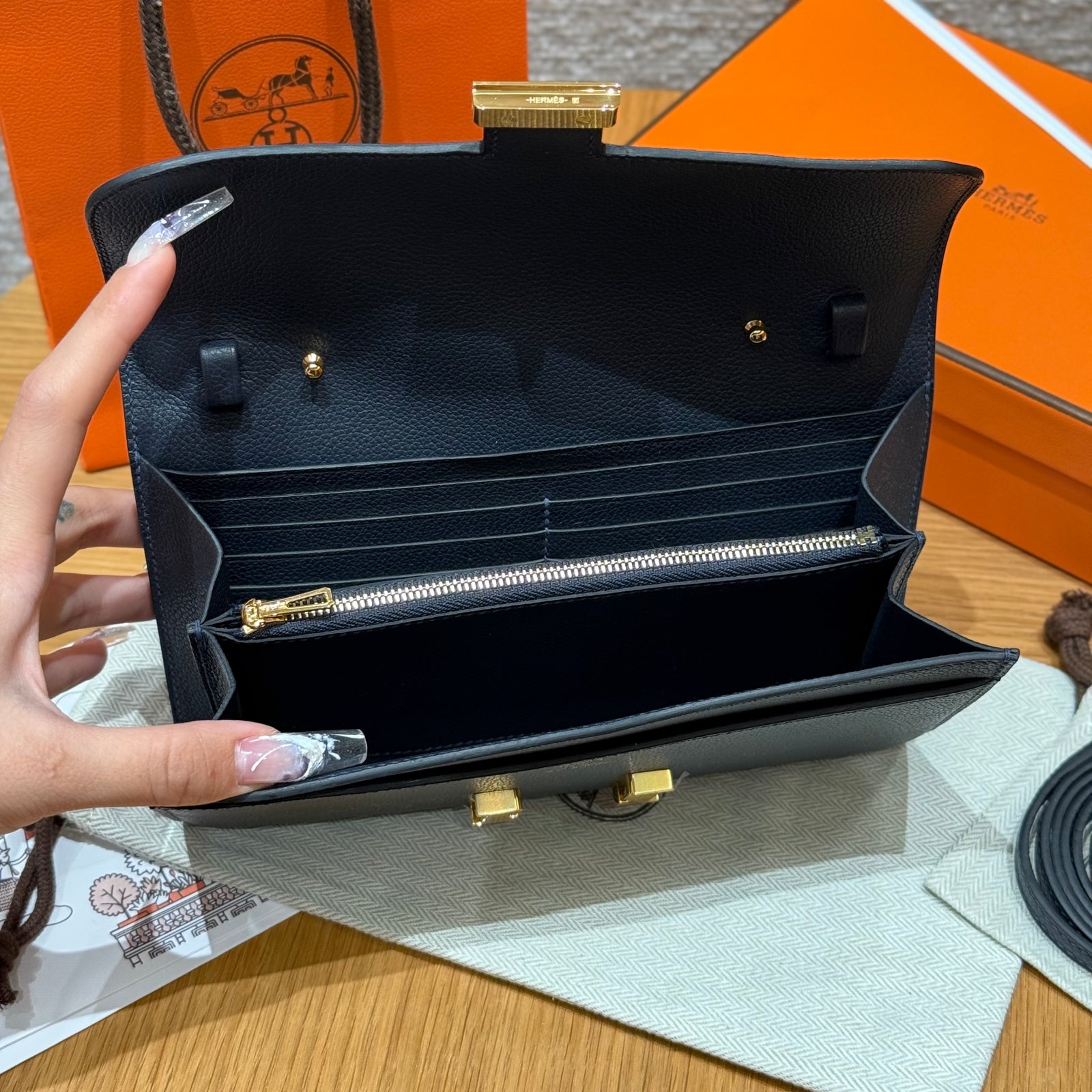 에르메스 콘스탄스 투고 앱송