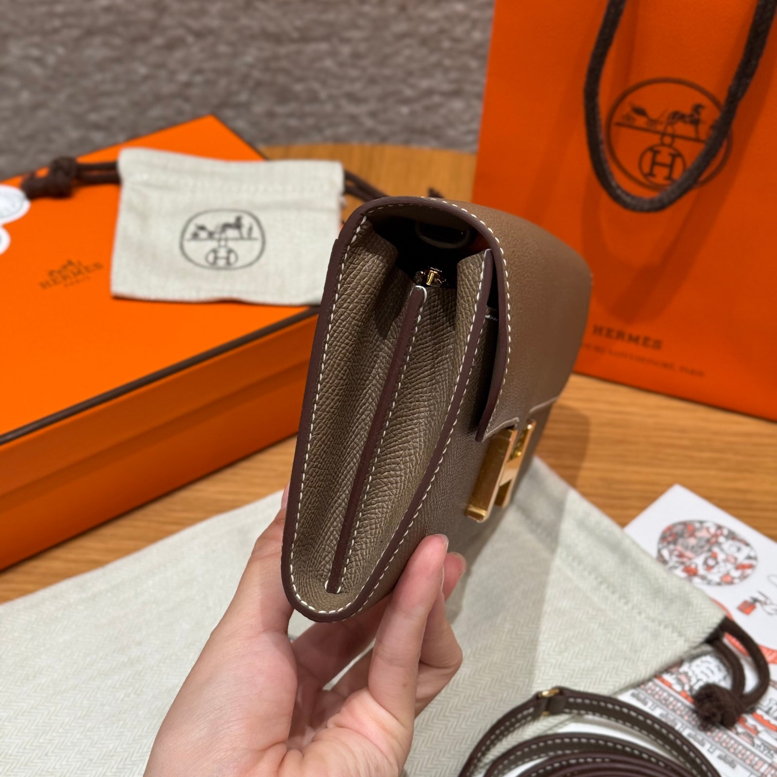 에르메스 콘스탄스 투고 앱송