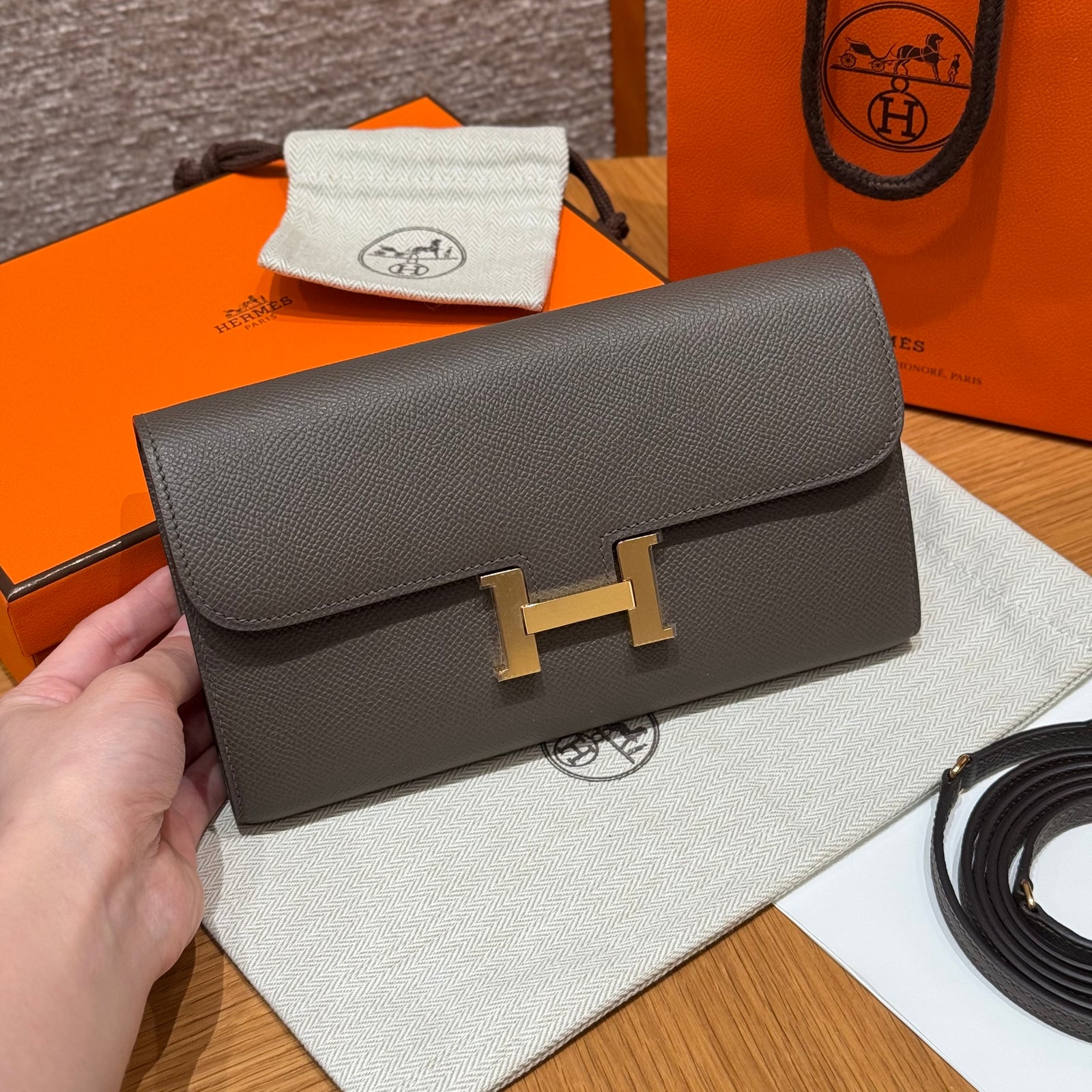 에르메스 콘스탄스 투고 앱송