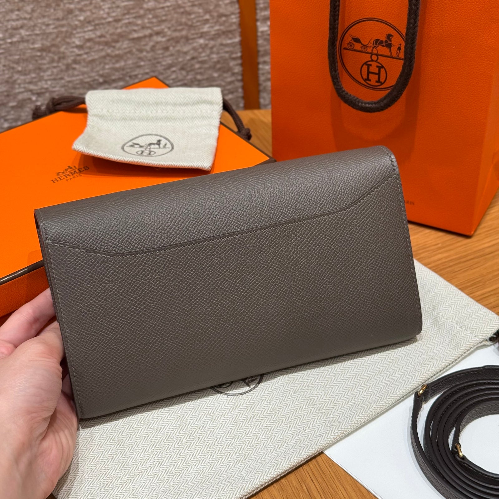 에르메스 콘스탄스 투고 앱송