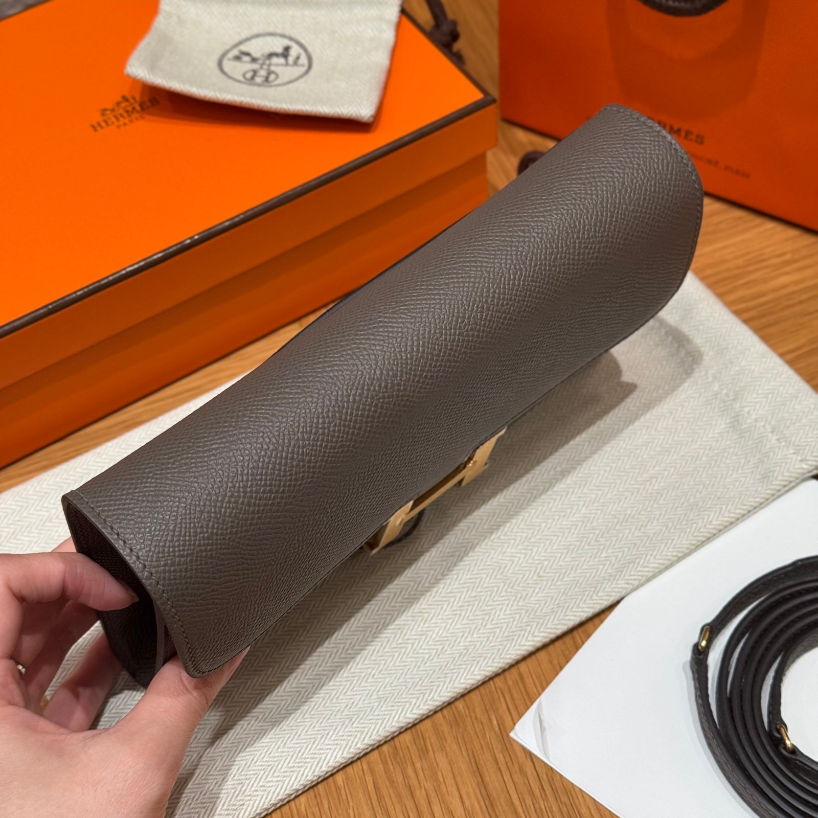 에르메스 콘스탄스 투고 앱송