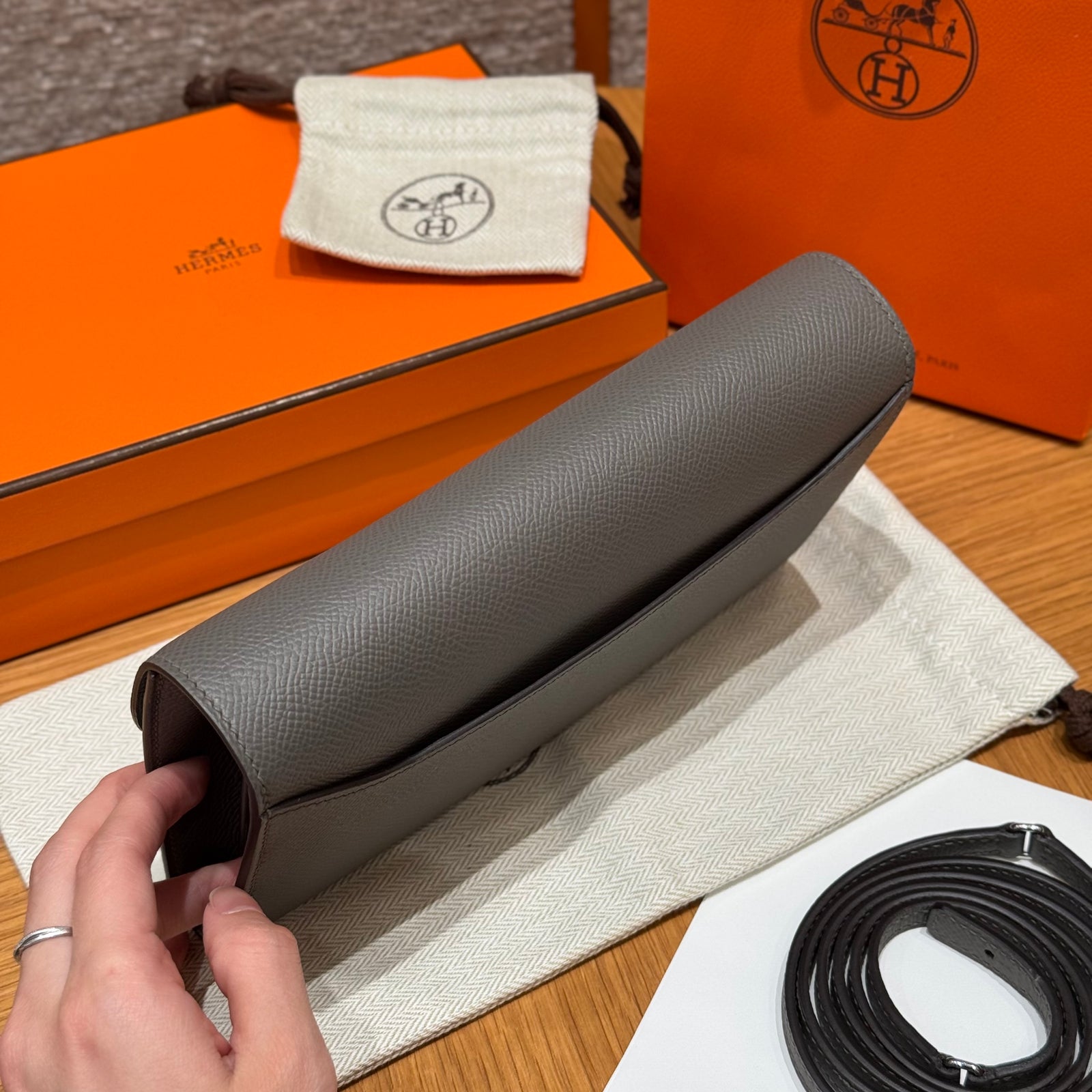 에르메스 콘스탄스 투고 앱송