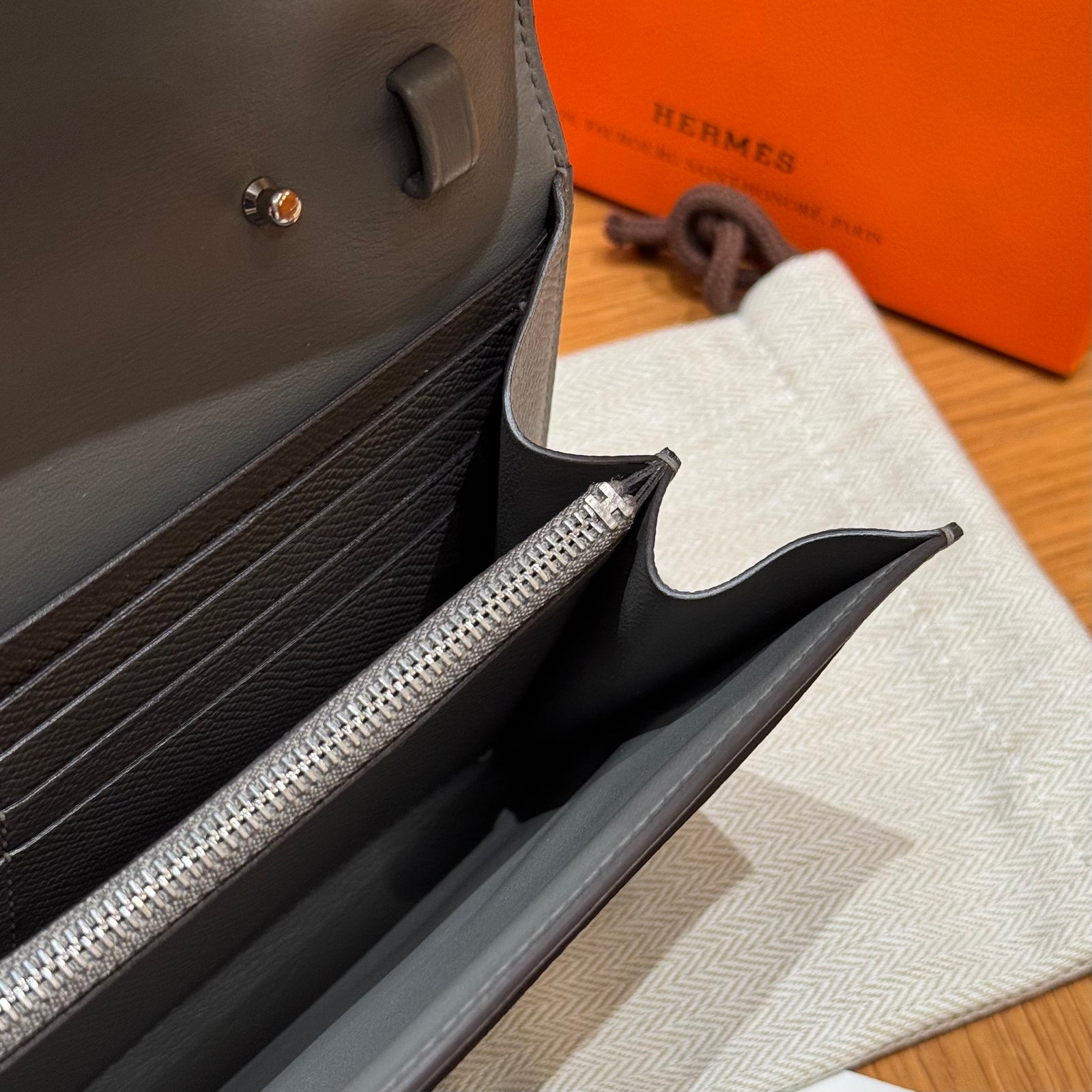 에르메스 콘스탄스 투고 앱송