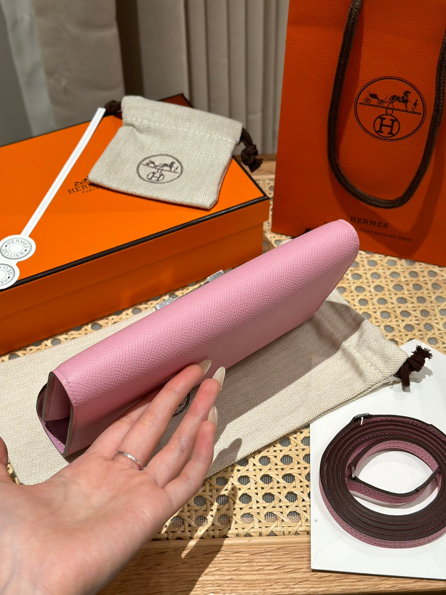 에르메스 콘스탄스 투고 앱송