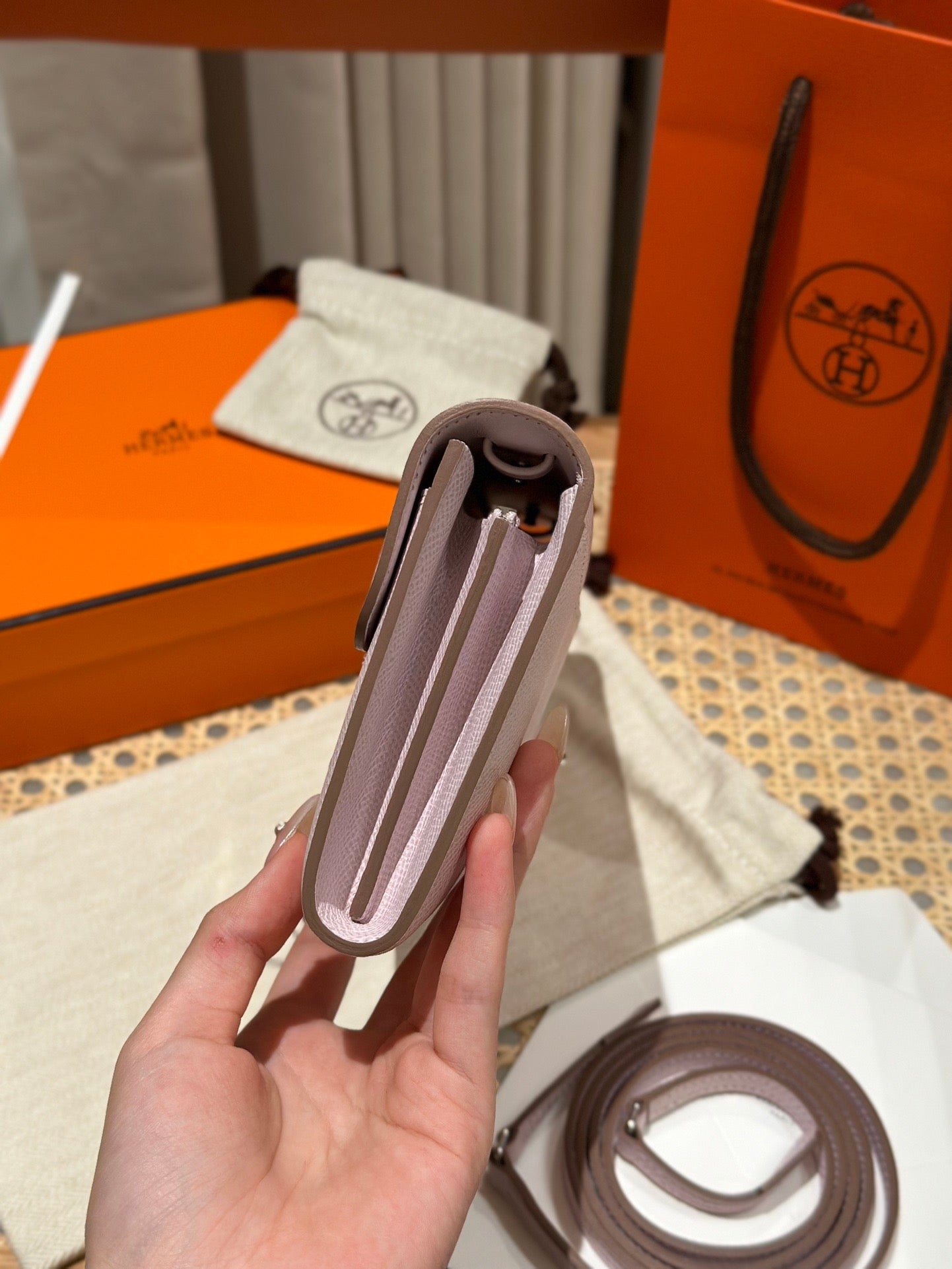 에르메스 콘스탄스 투고 앱송