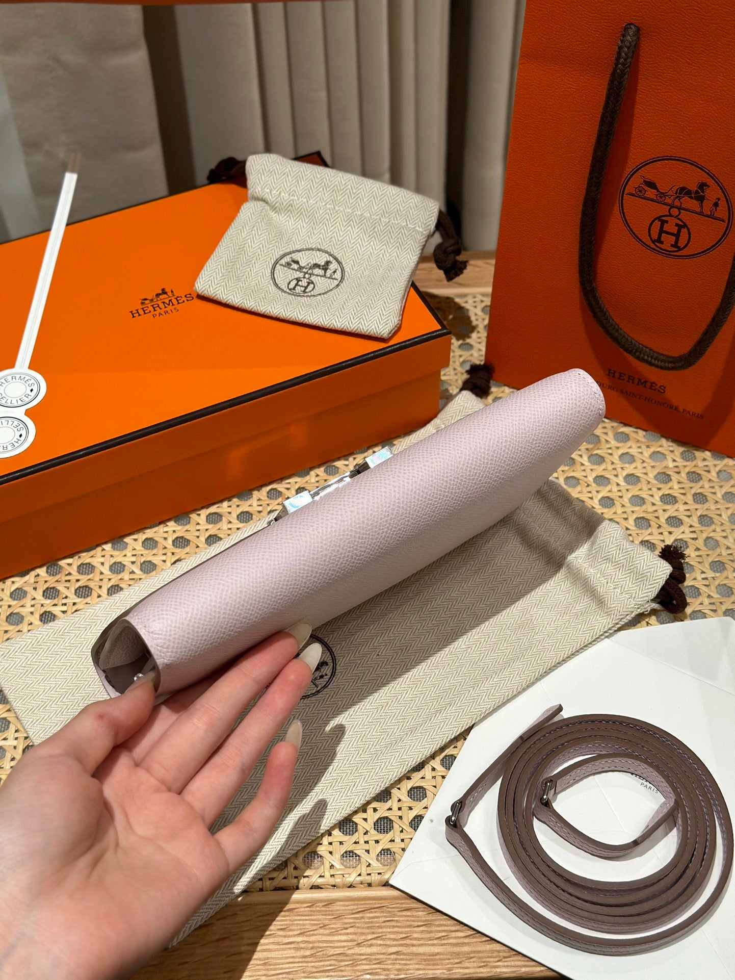 에르메스 콘스탄스 투고 앱송