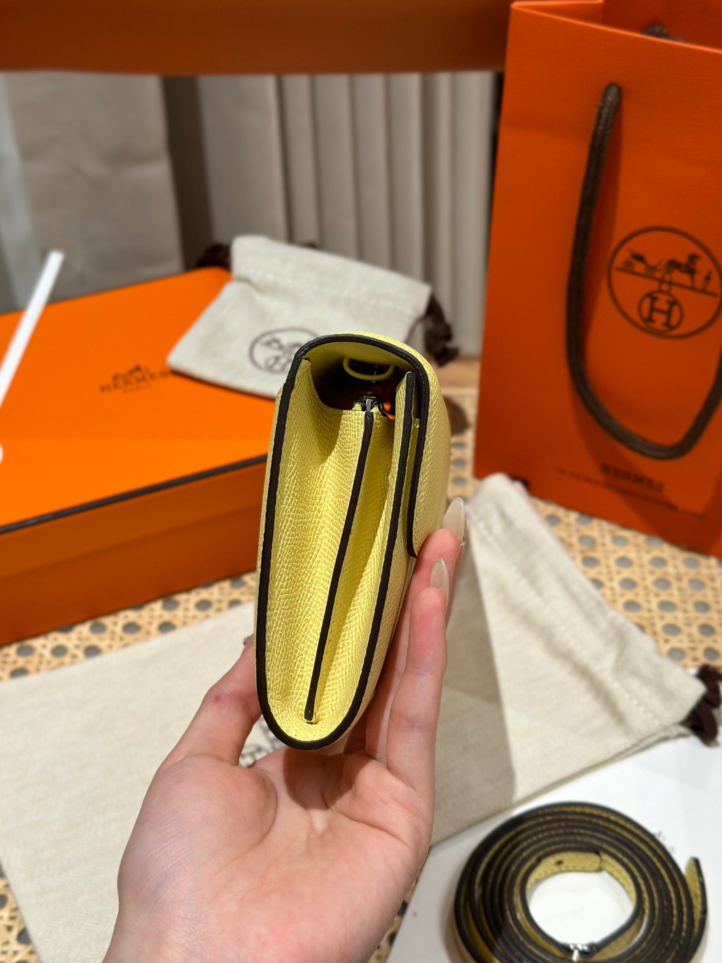 에르메스 콘스탄스 투고 앱송