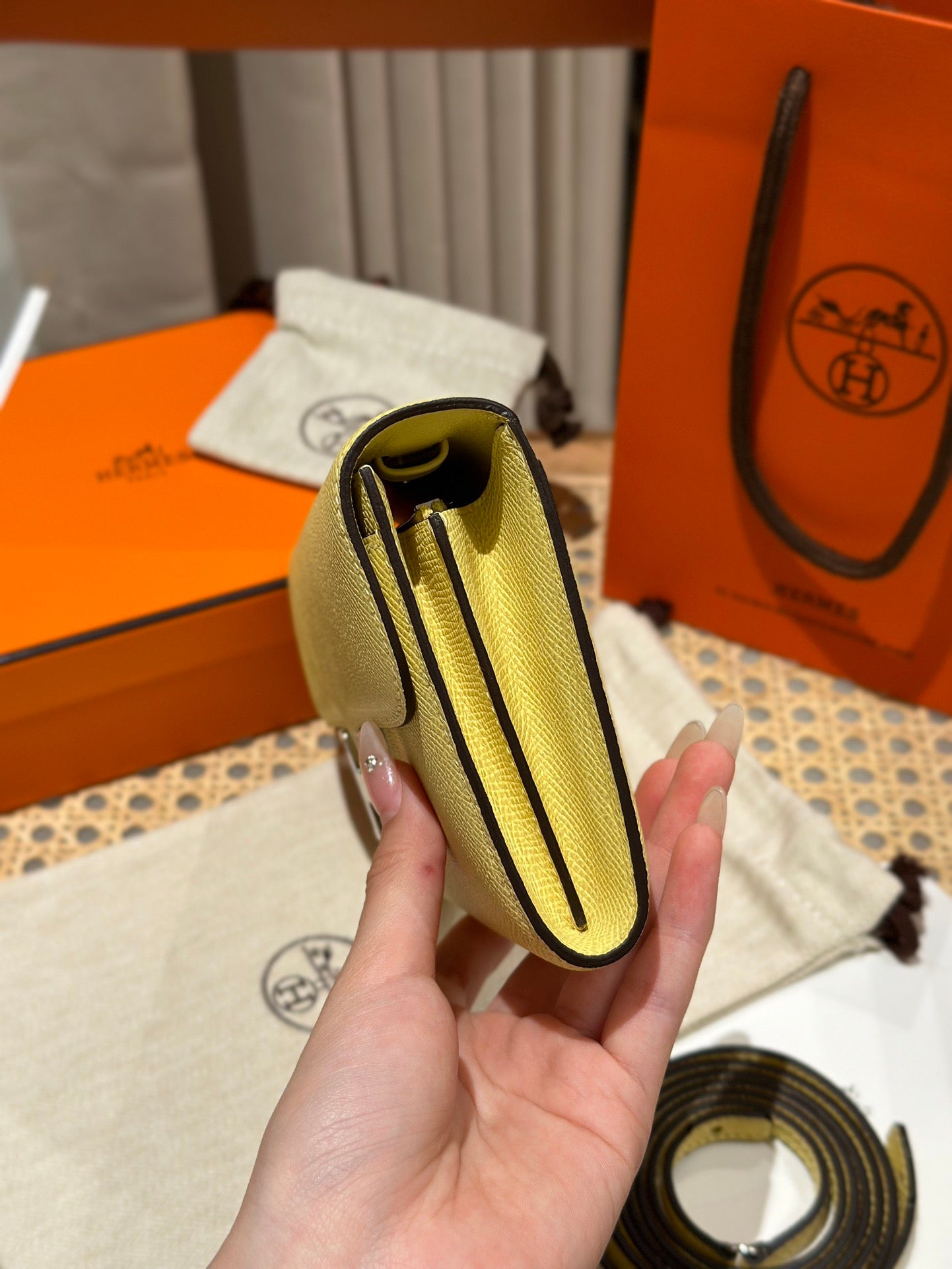 에르메스 콘스탄스 투고 앱송