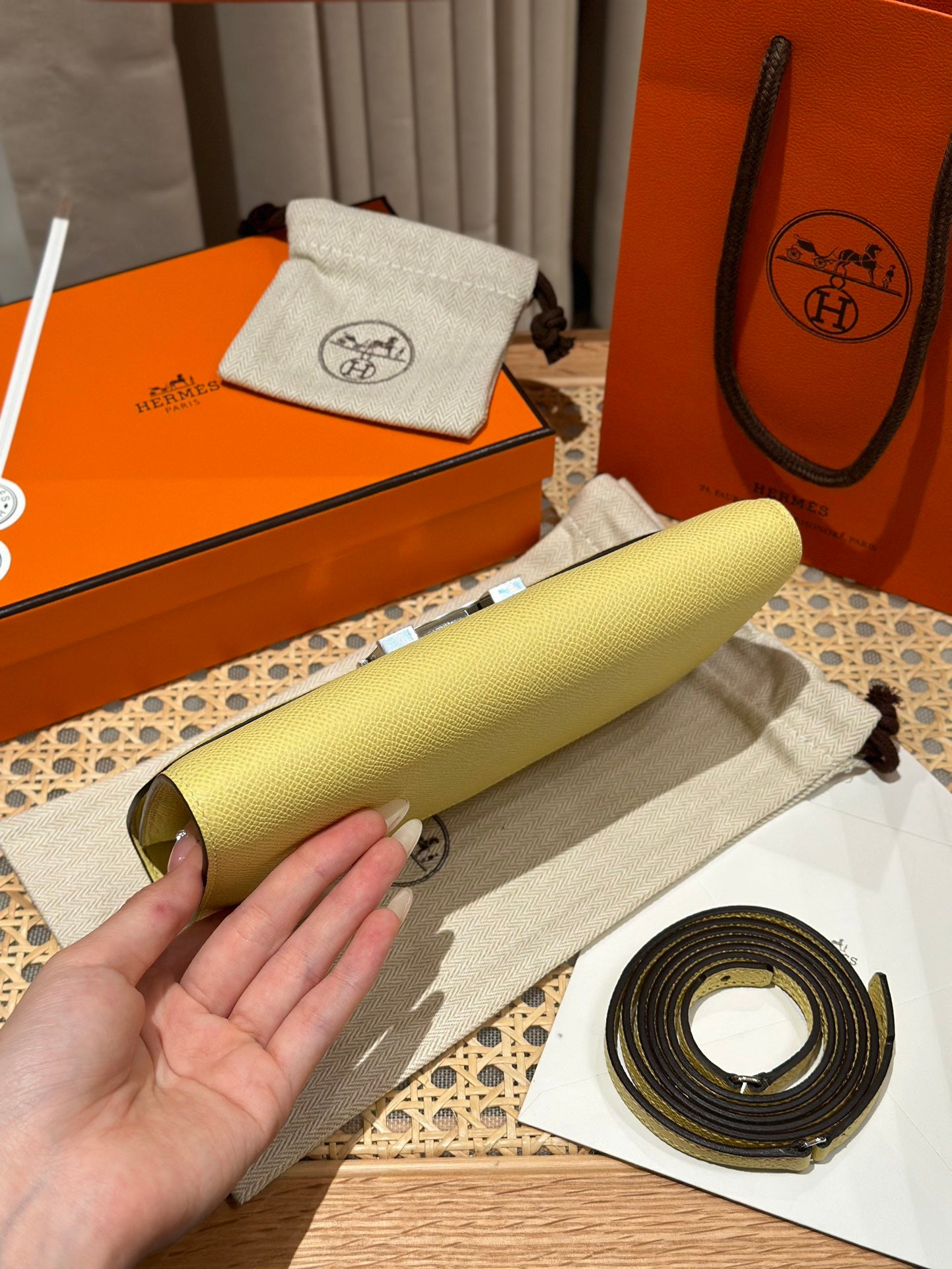 에르메스 콘스탄스 투고 앱송