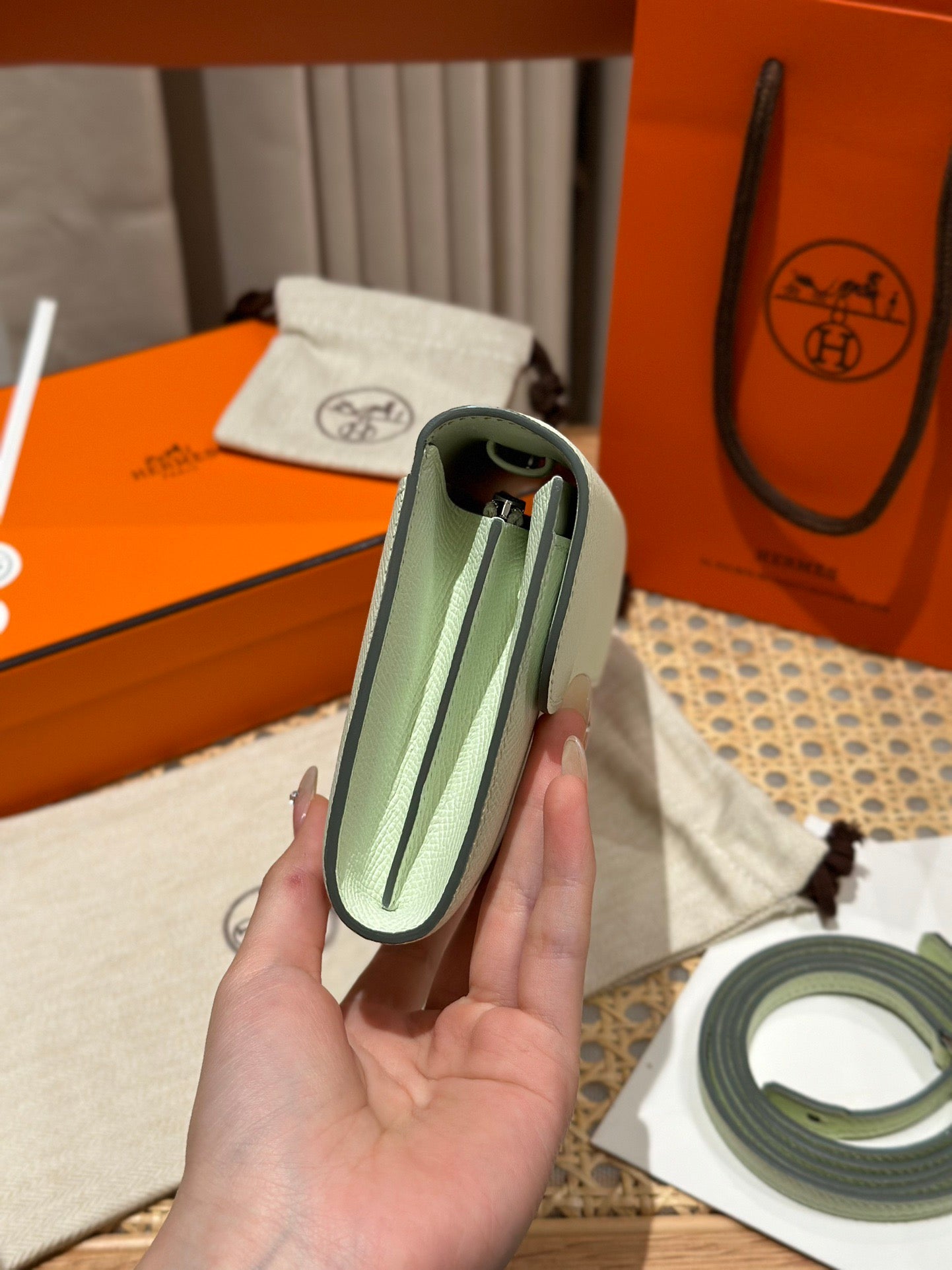 에르메스 콘스탄스 투고 앱송