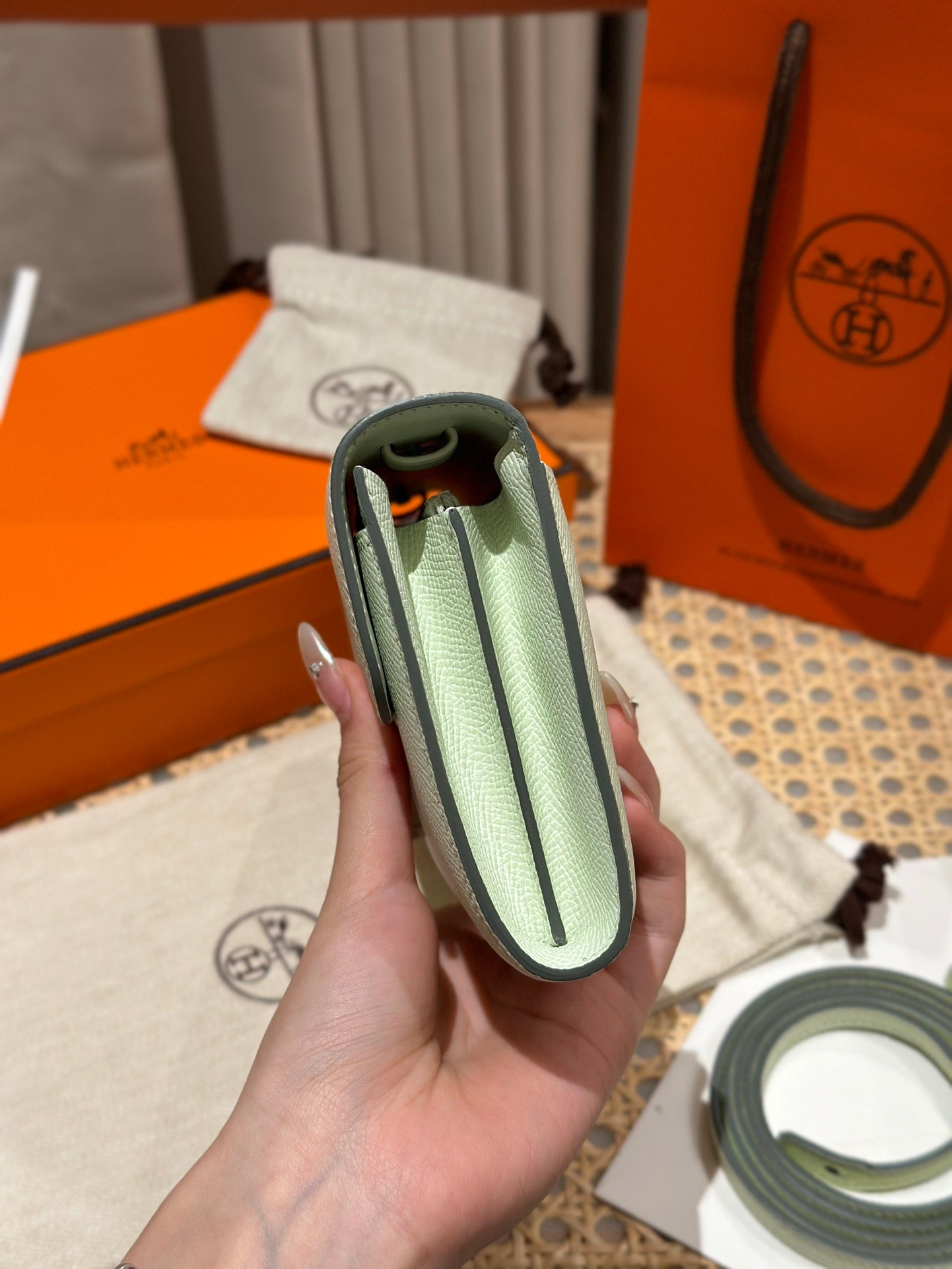 에르메스 콘스탄스 투고 앱송