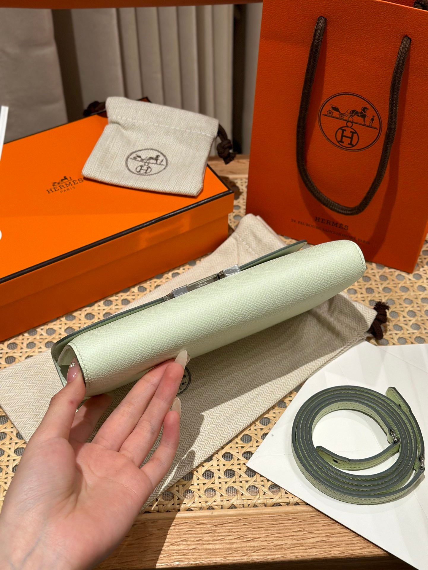 에르메스 콘스탄스 투고 앱송