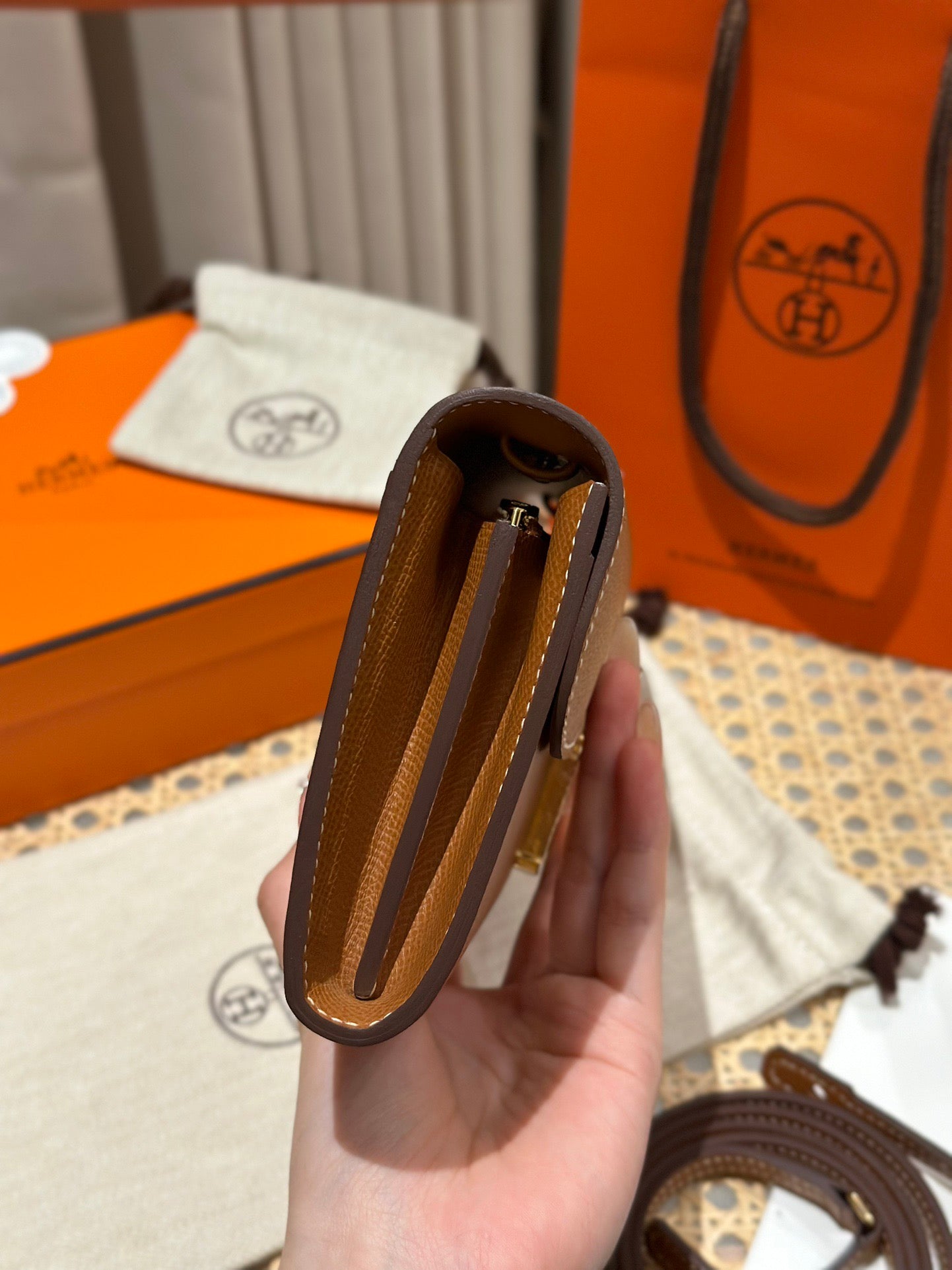 에르메스 콘스탄스 투고 앱송