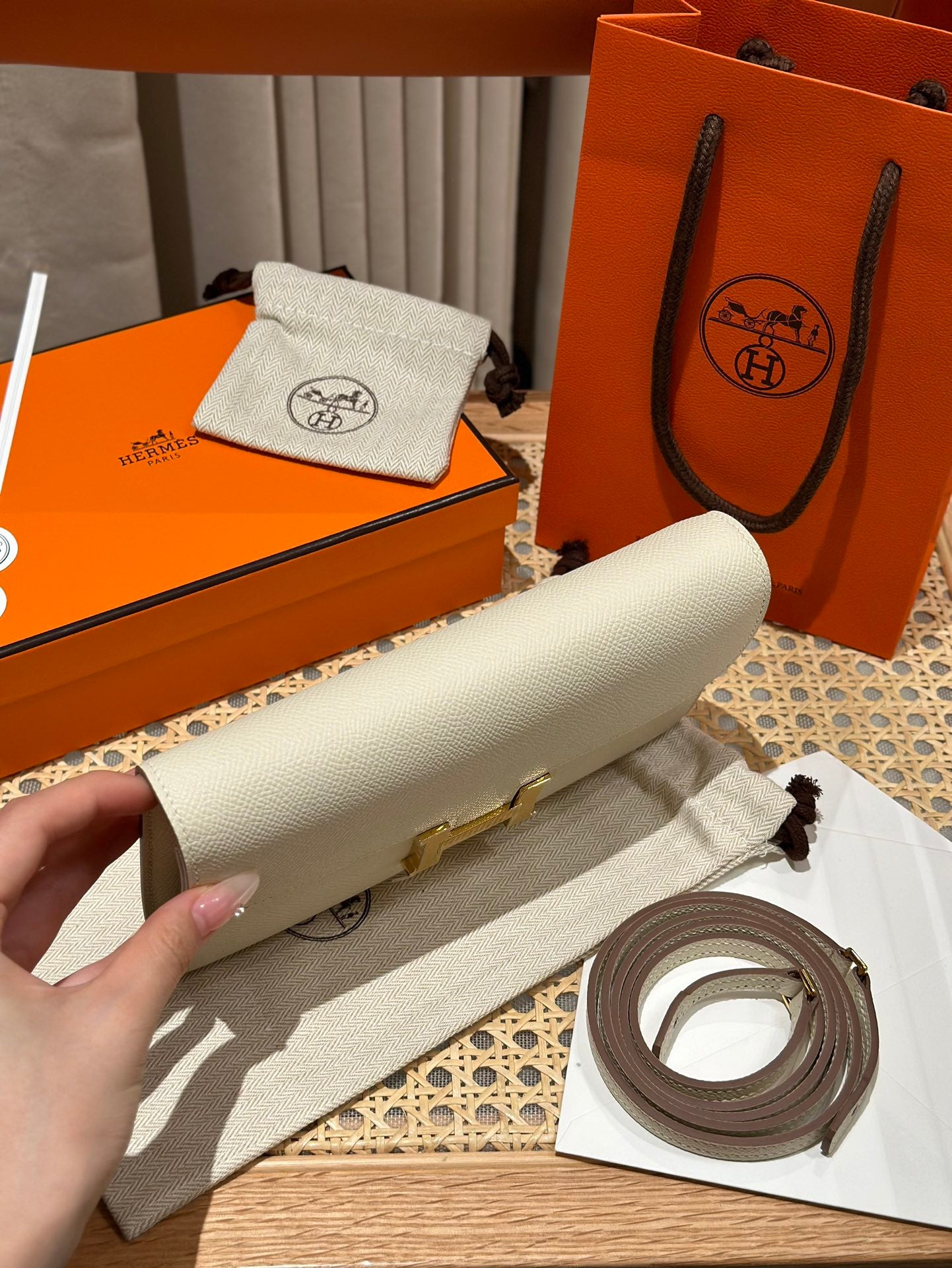 에르메스 콘스탄스 투고 앱송