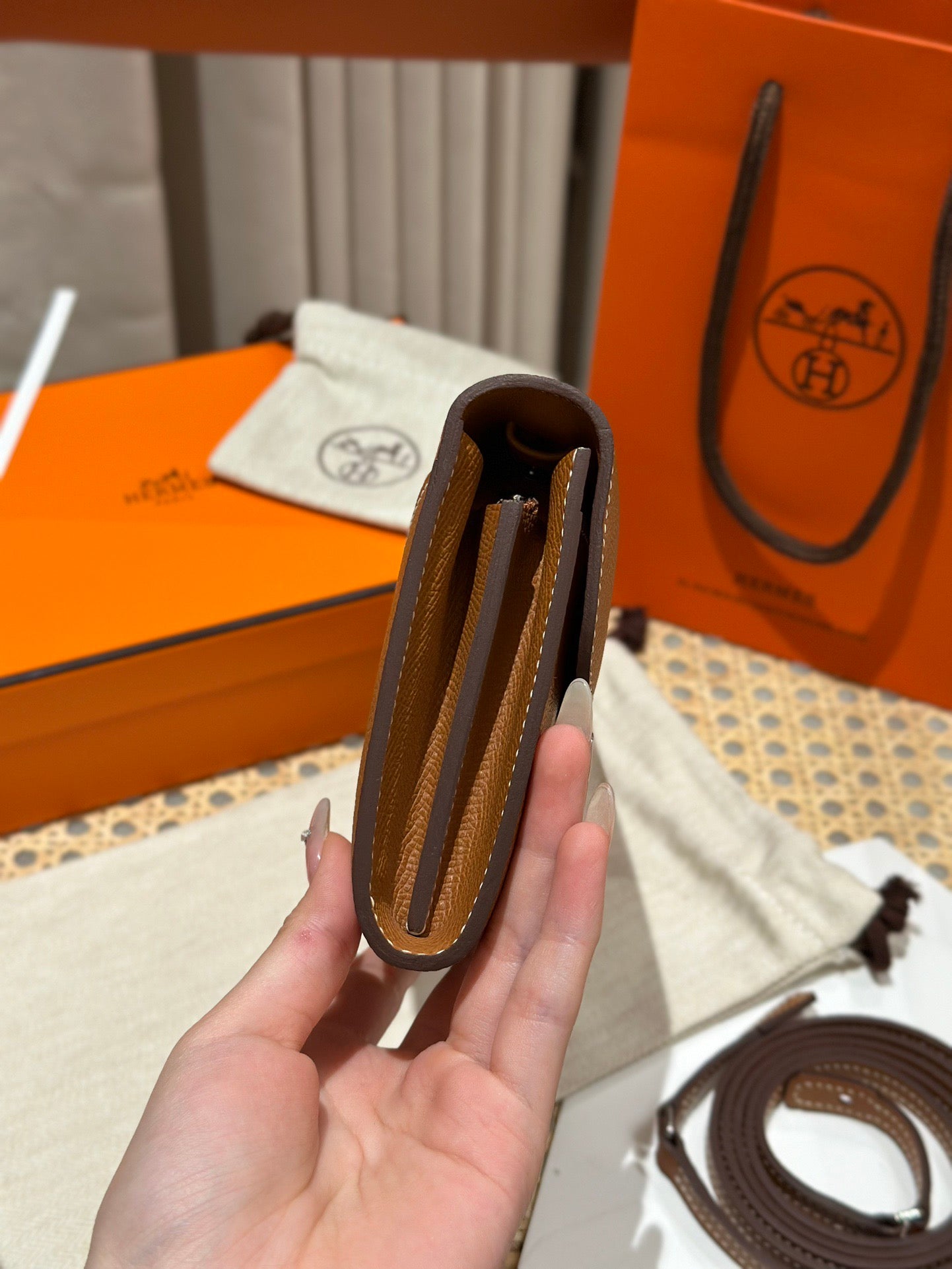 에르메스 콘스탄스 투고 앱송