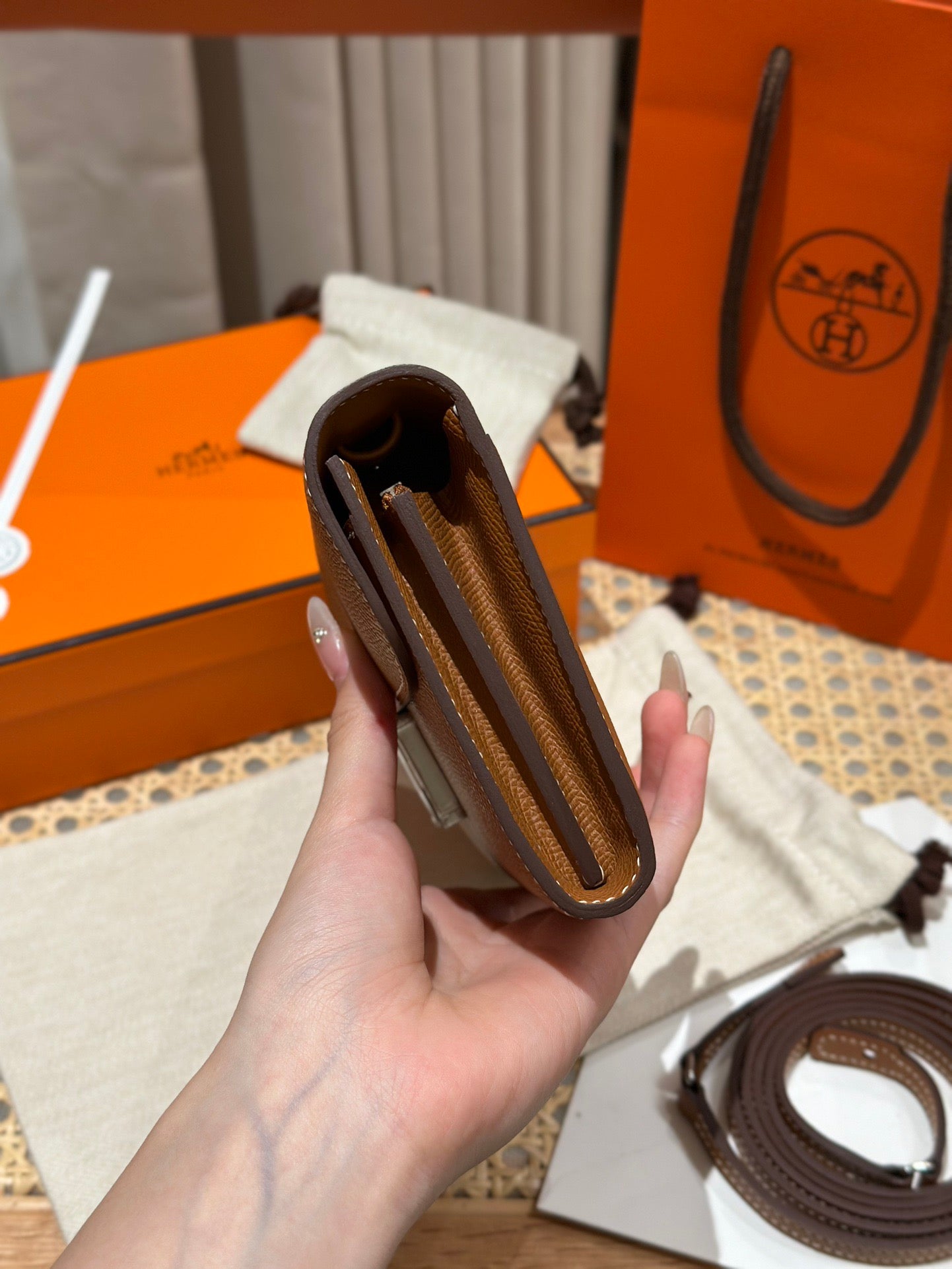 에르메스 콘스탄스 투고 앱송