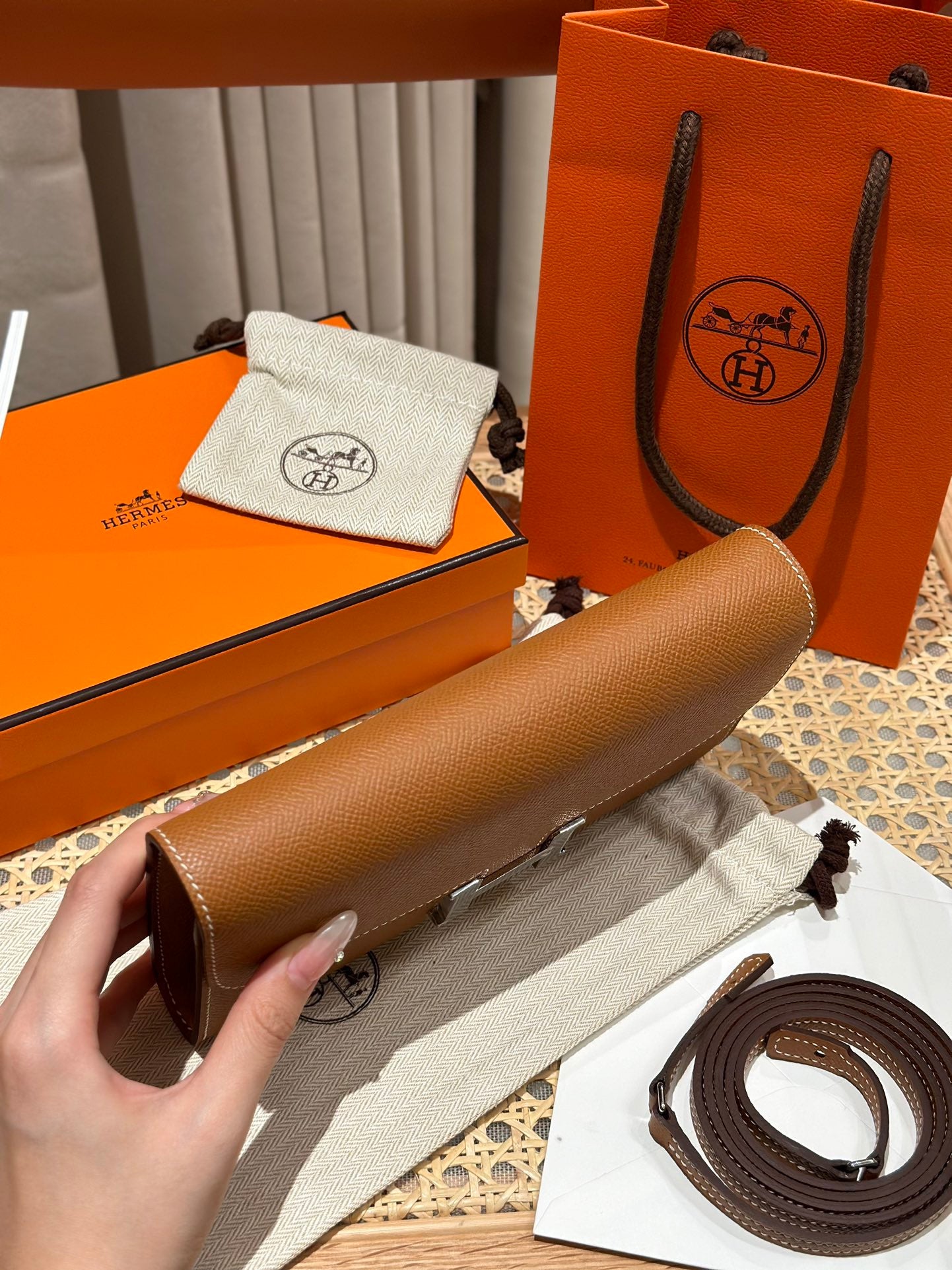 에르메스 콘스탄스 투고 앱송