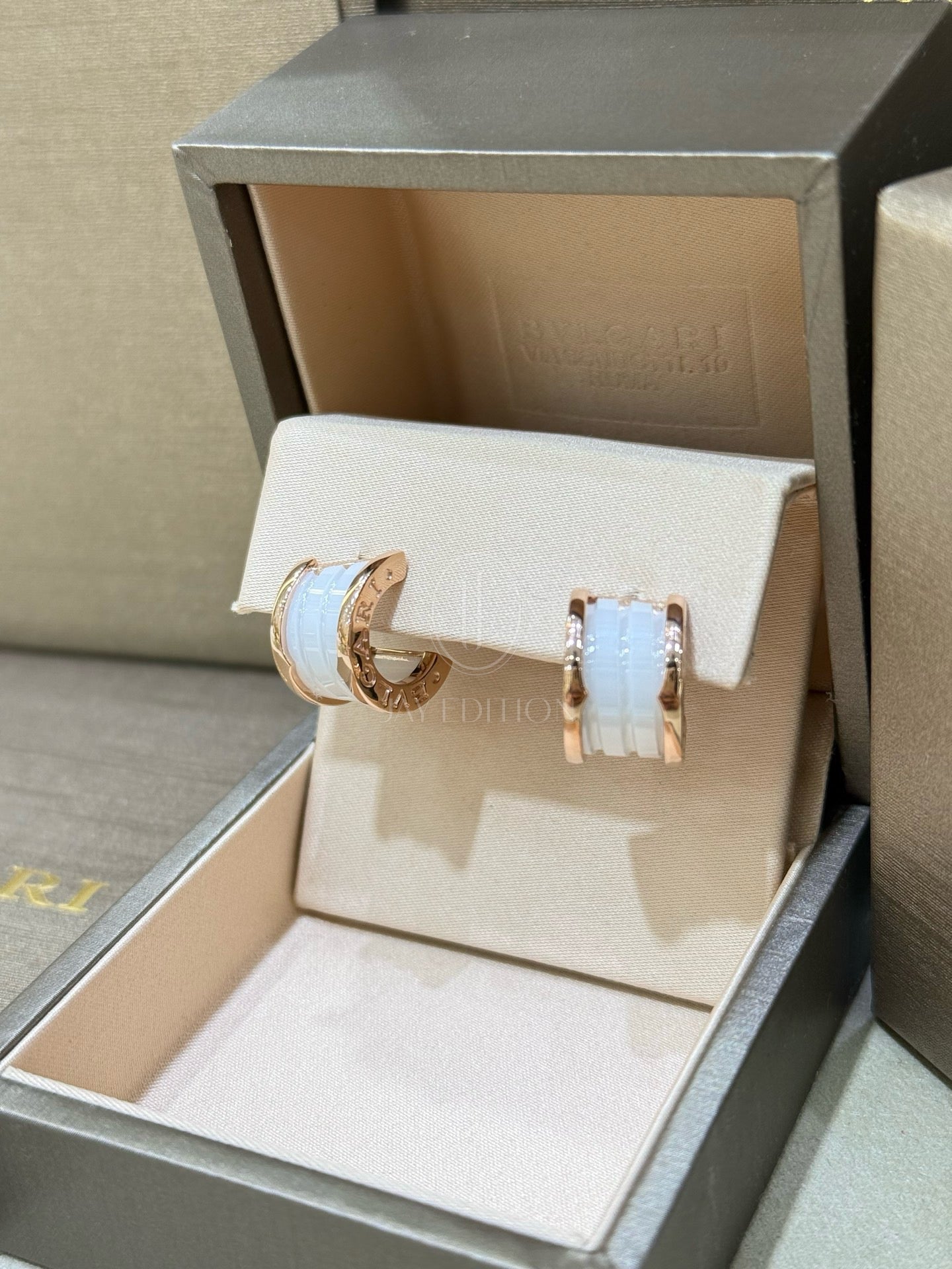 불가리 세라믹 비제로원 이어링 (18K)