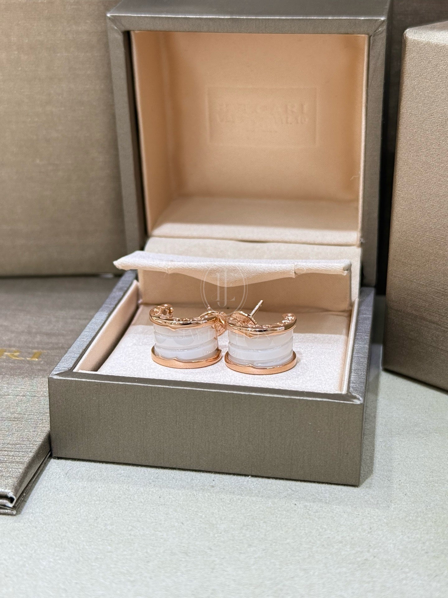 불가리 세라믹 비제로원 이어링 (18K)