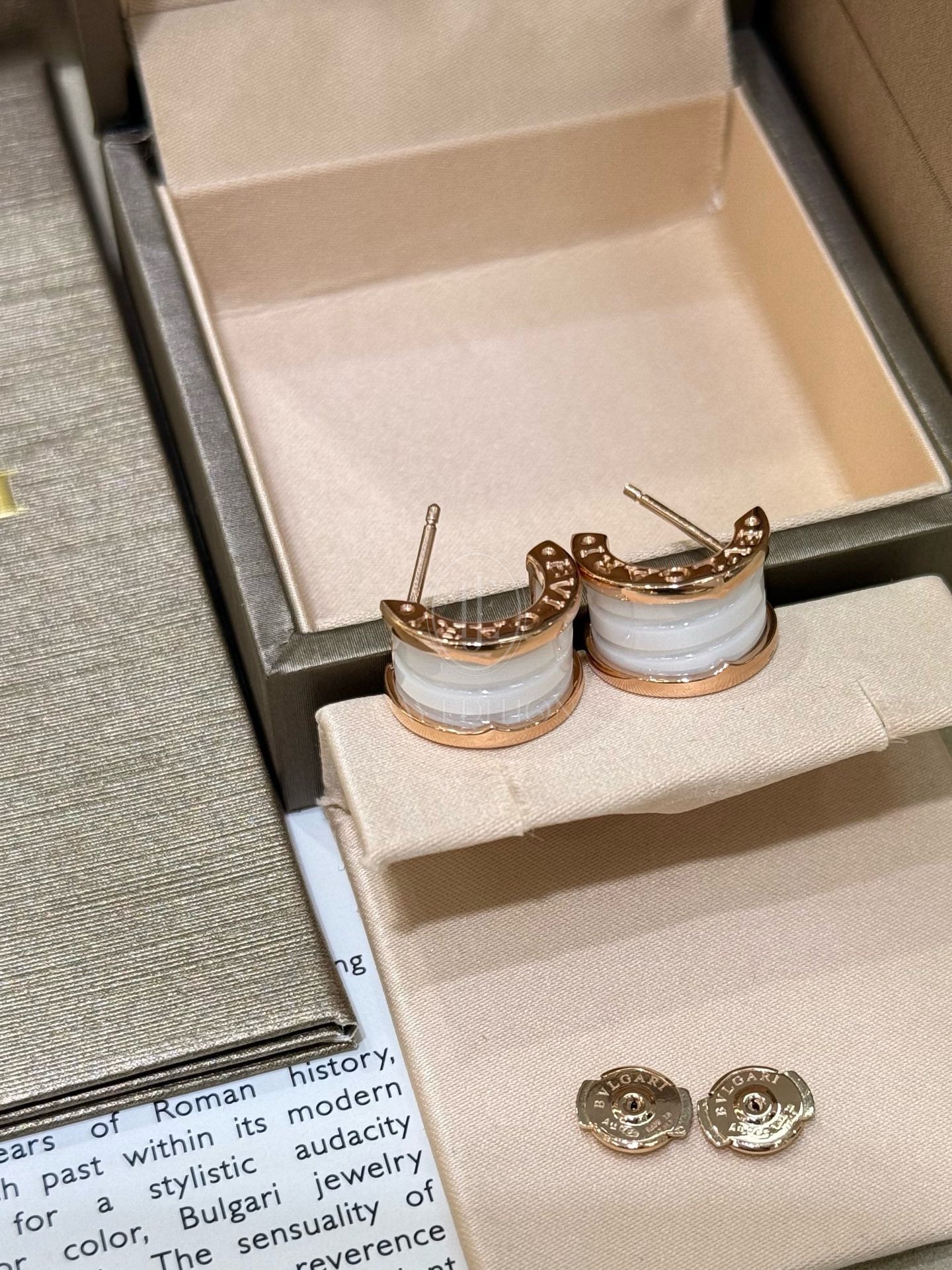 불가리 세라믹 비제로원 이어링 (18K)