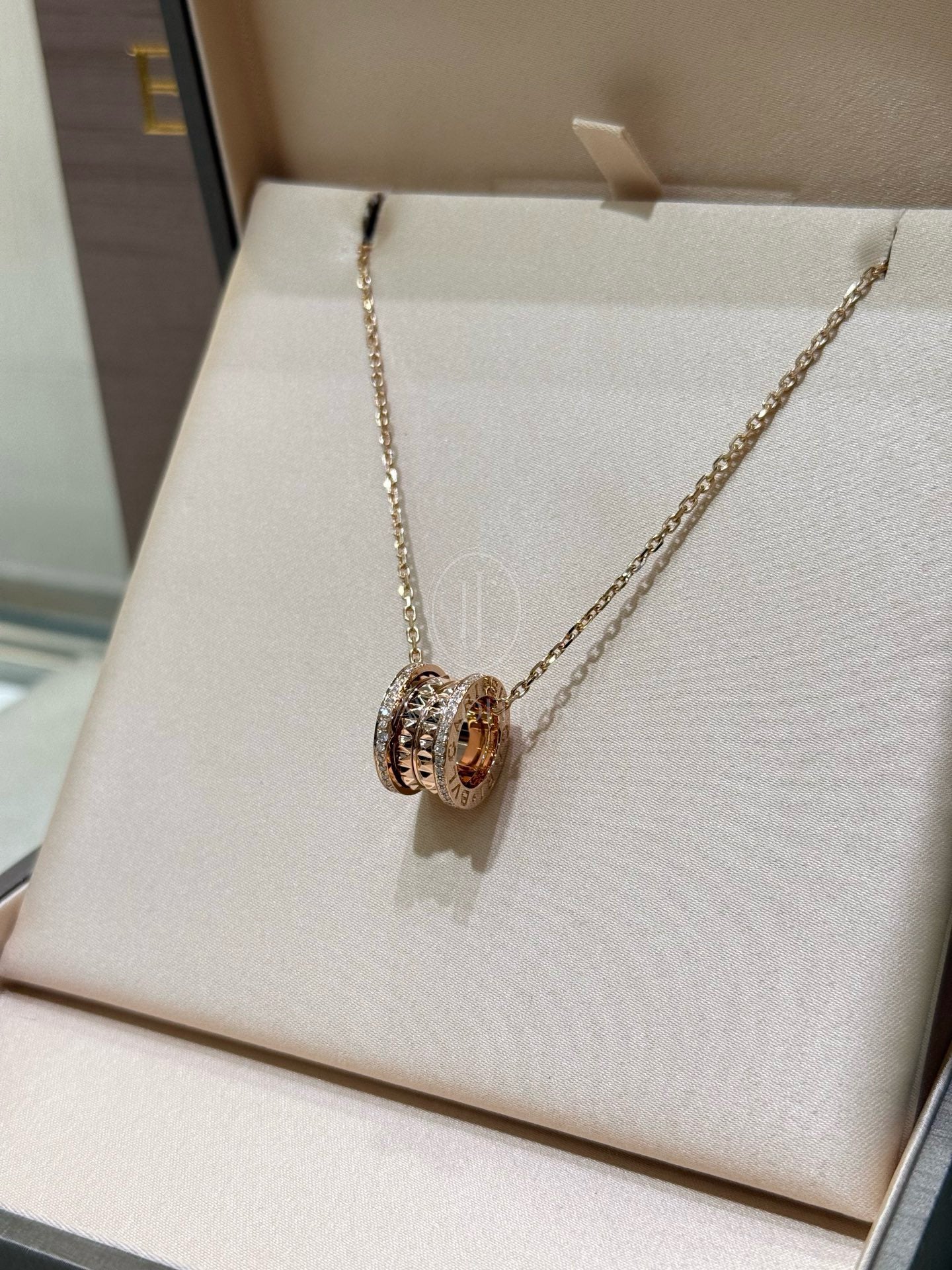 불가리 비제로원 락 가장 파베 네크리스 (18K)