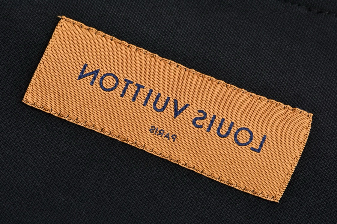 루이비통 엠보스드 LV 롱 슬리브드 티셔츠