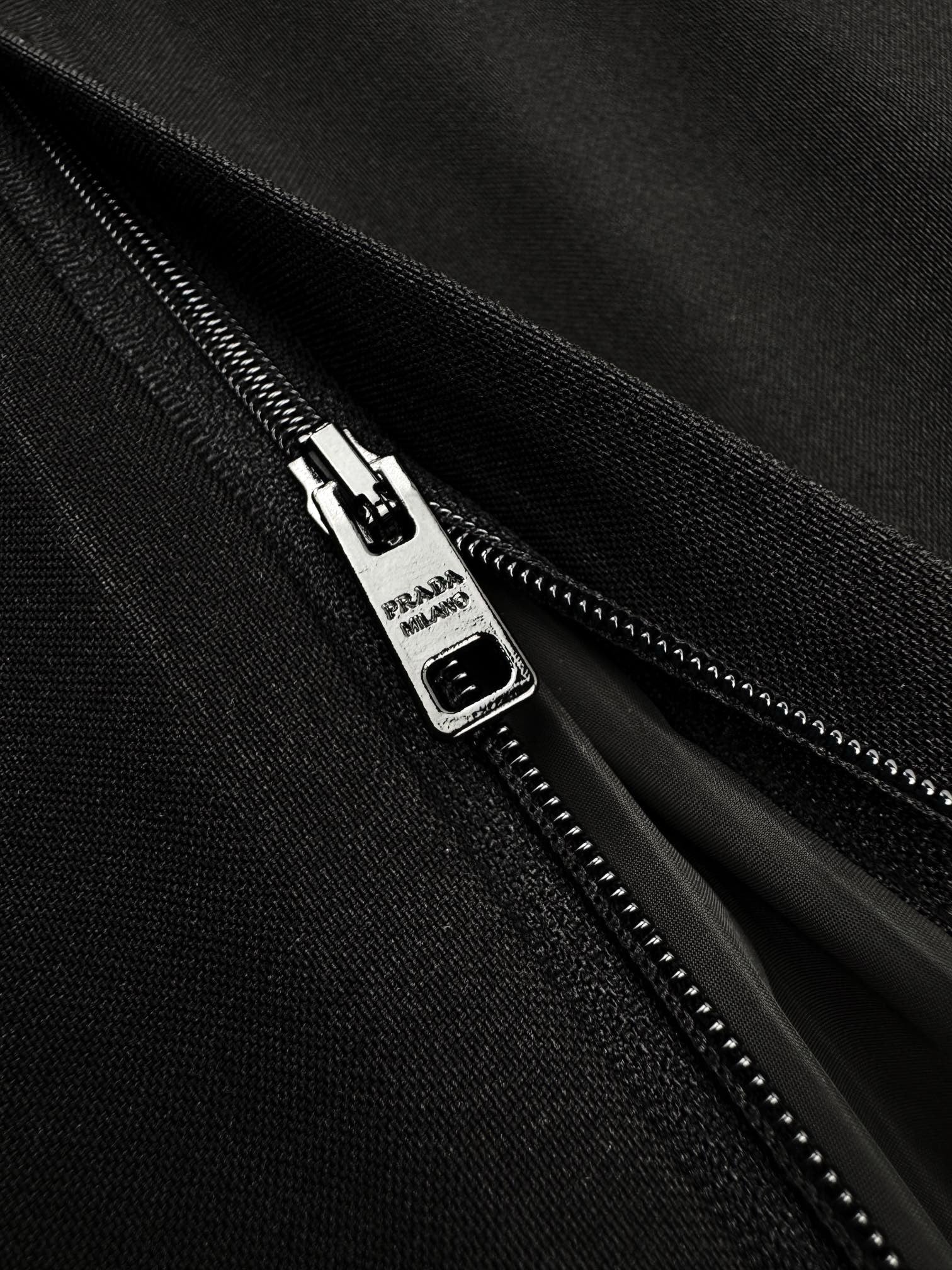 프라다 스트레치 테크니컬 패브릭 팬츠