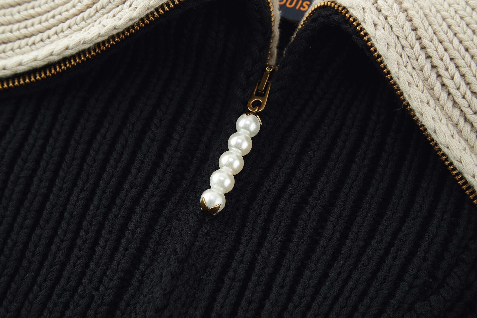 루이비통 청키 니트 울 블렌드 하프 지퍼 스웨터