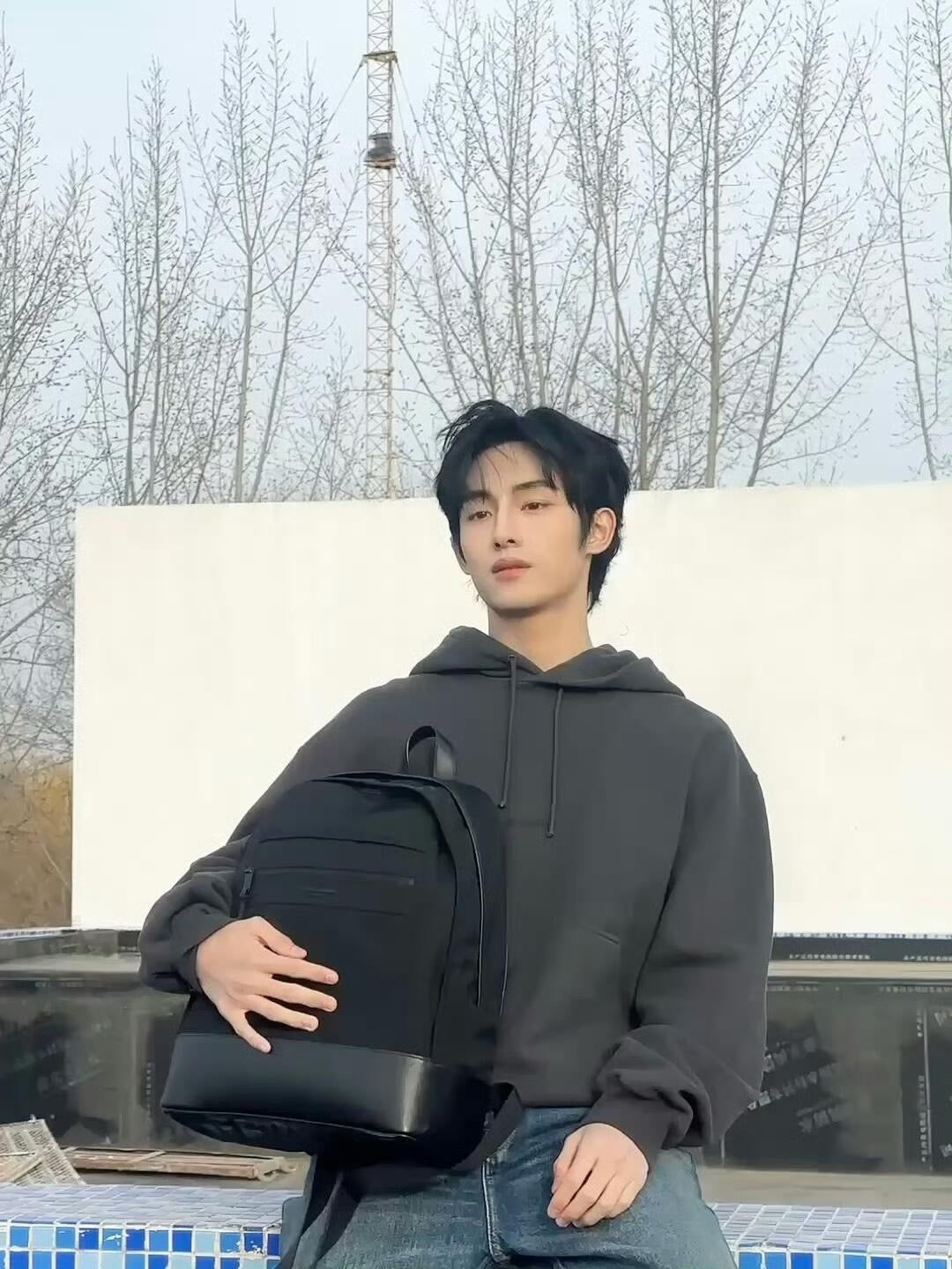 생로랑 로고 자수 후드티