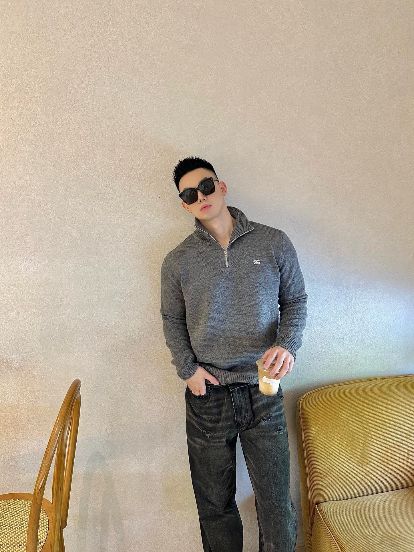 셀린느 트리오페 자수로고 울 캐시미어 반집업 니트