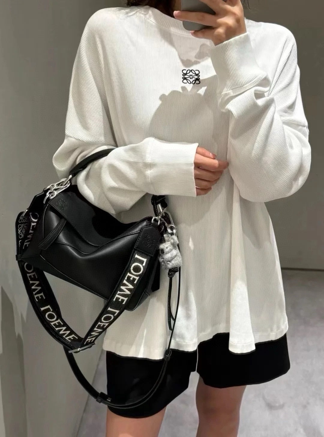 로에베 오버사이즈 핏 롱 슬리브 티셔츠