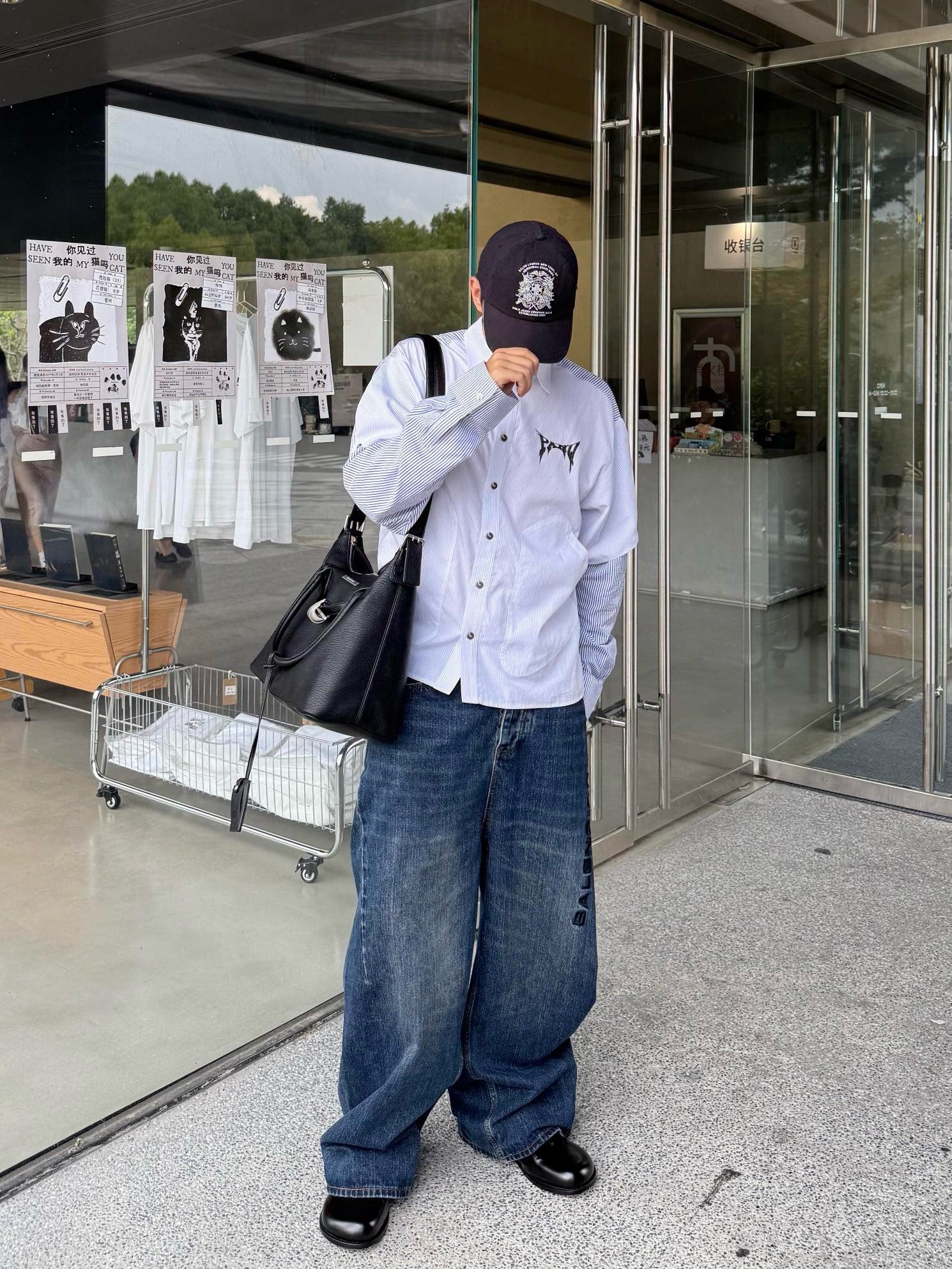 발렌시아가 로고 워싱 배기 데님 팬츠