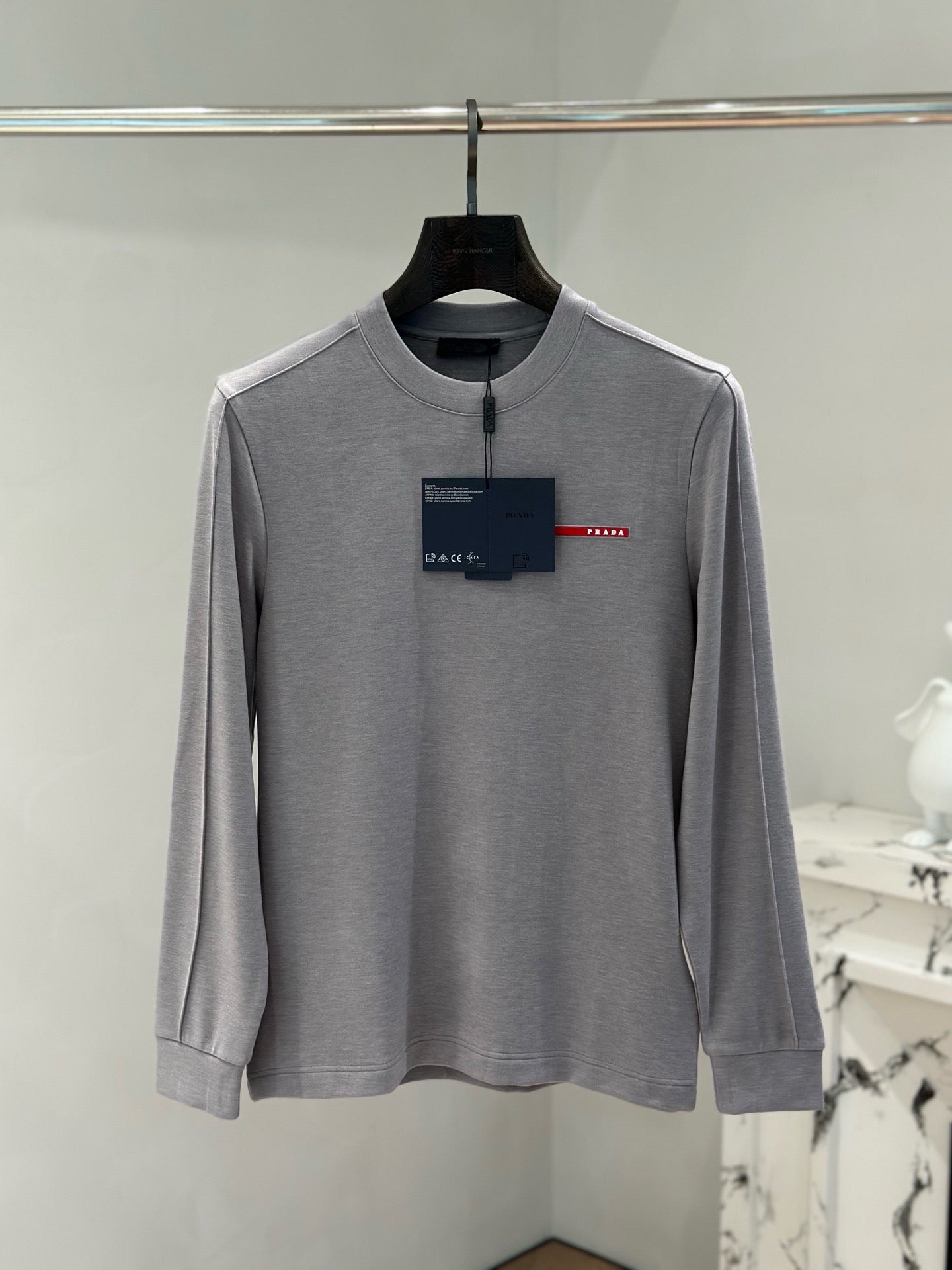 프라다 체스트 레드로고 맨투맨