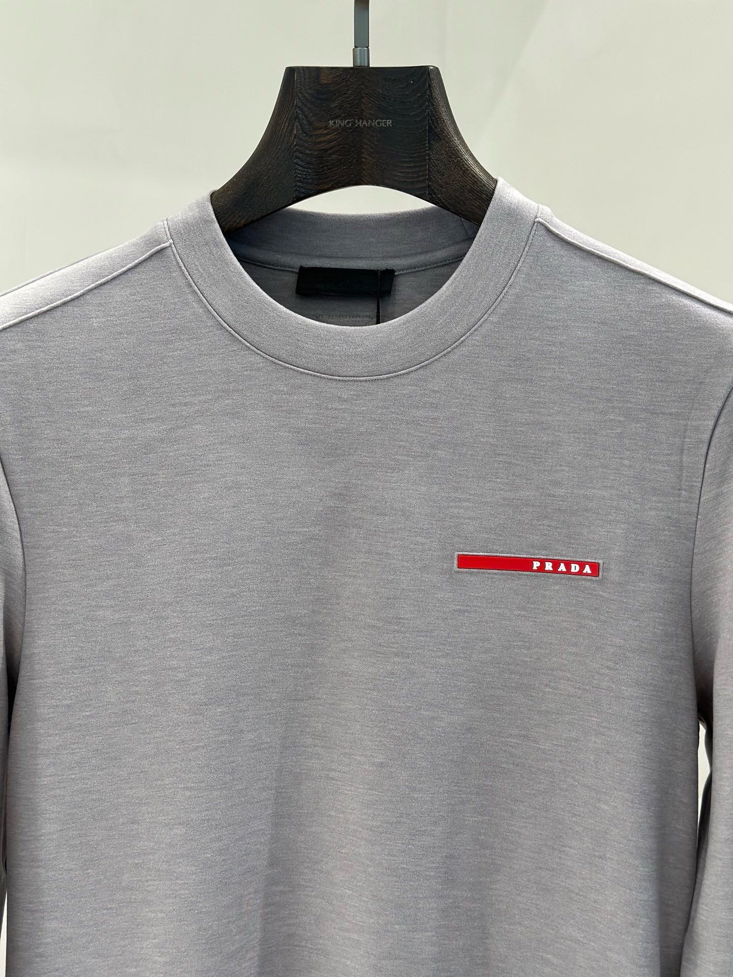 프라다 체스트 레드로고 맨투맨