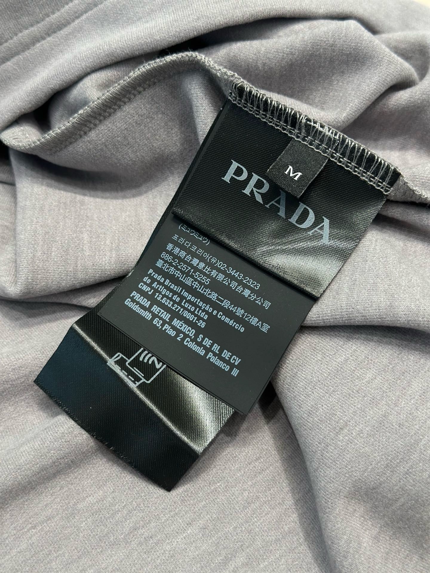 프라다 체스트 레드로고 맨투맨