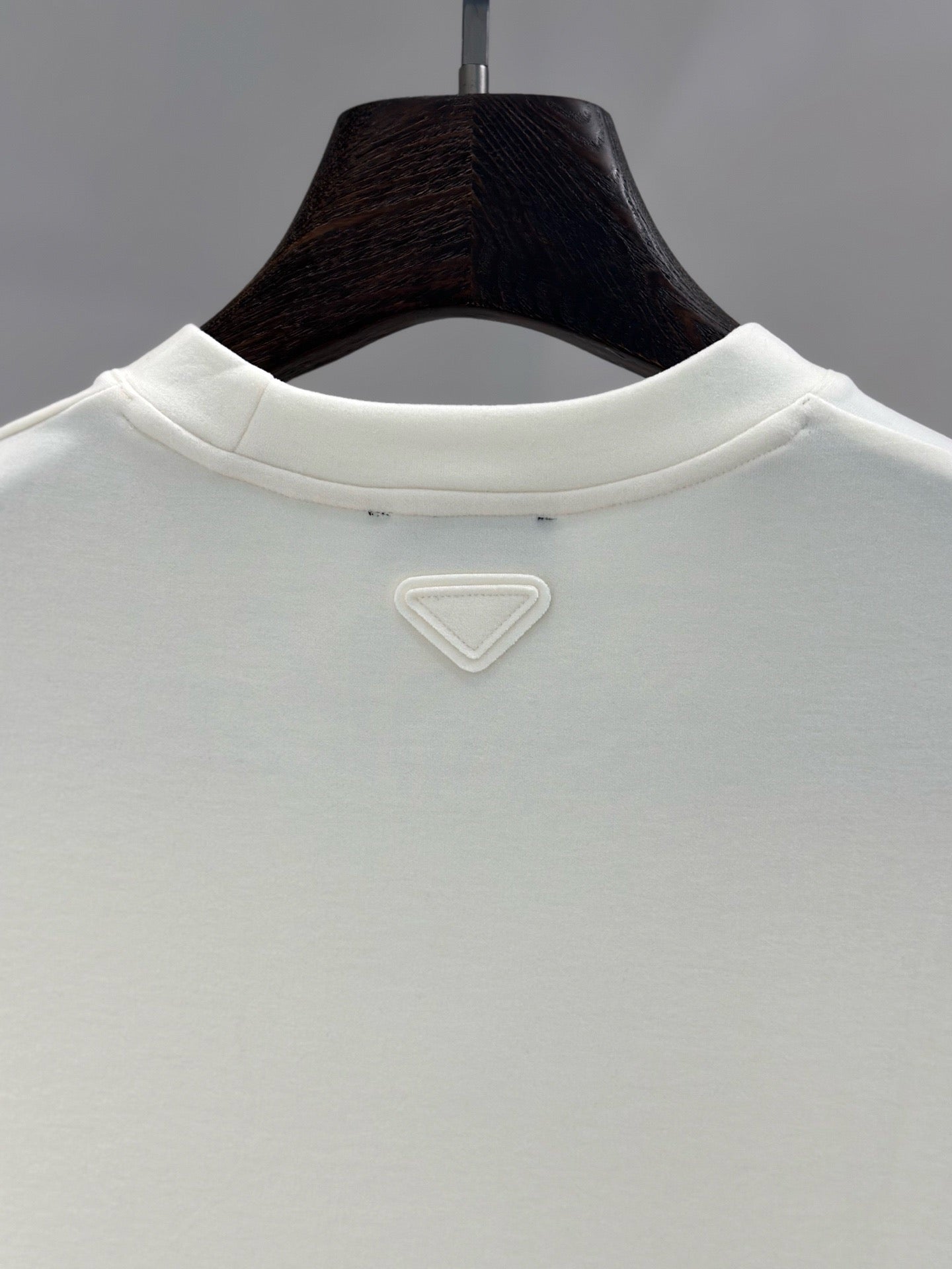 프라다 체스트 레드로고 맨투맨