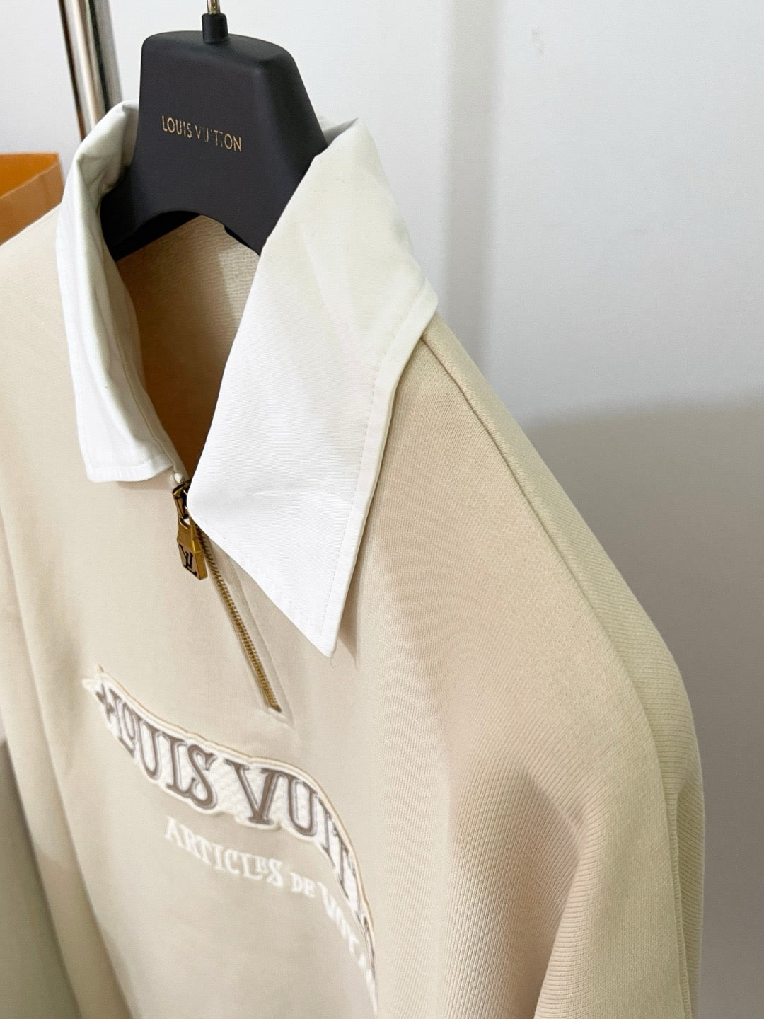 루이비통 엠벨리시드 하프 집 맨투맨