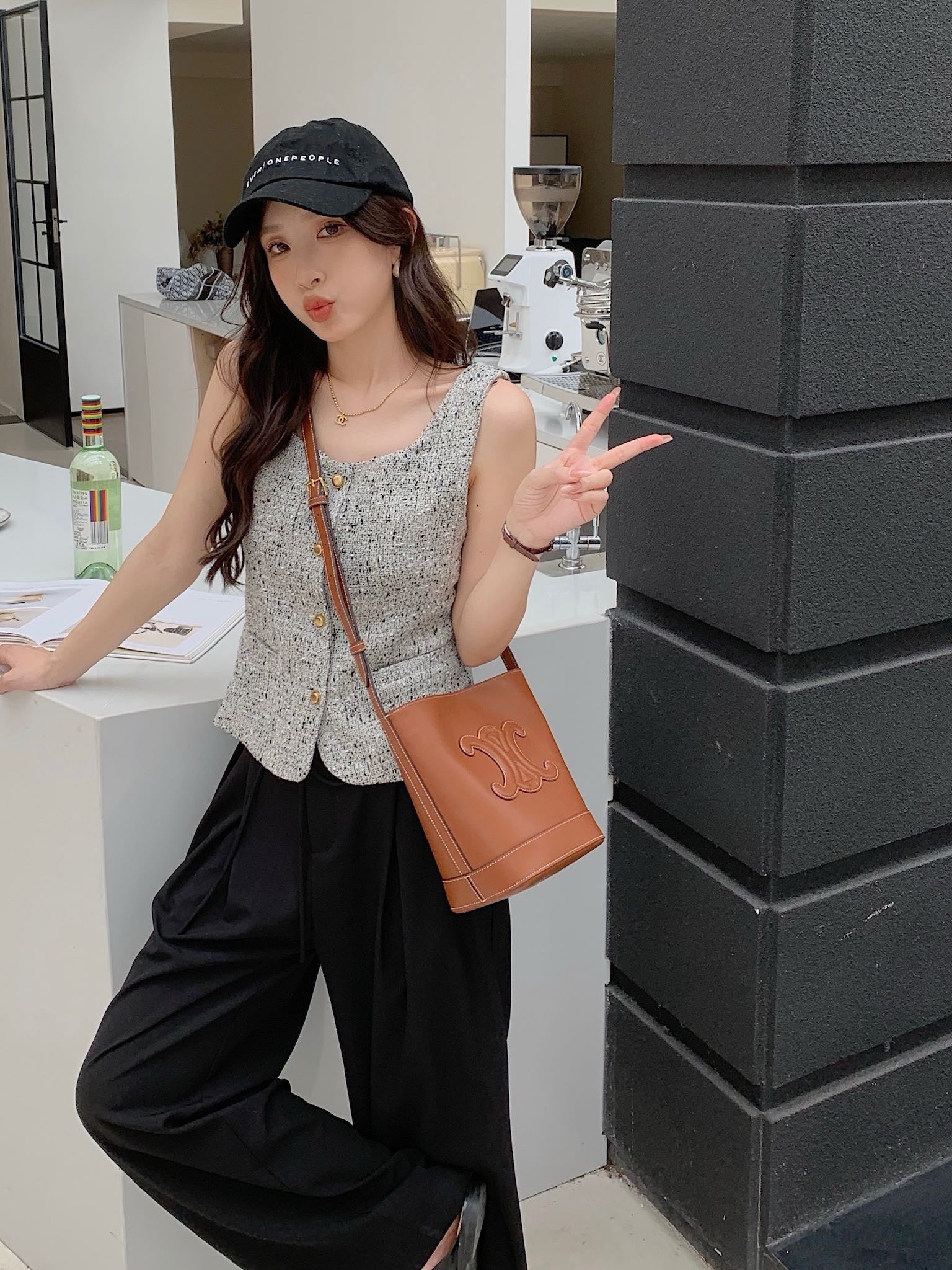 셀린느 스무스 카프스킨 스몰 버킷백 레더 트리옹프