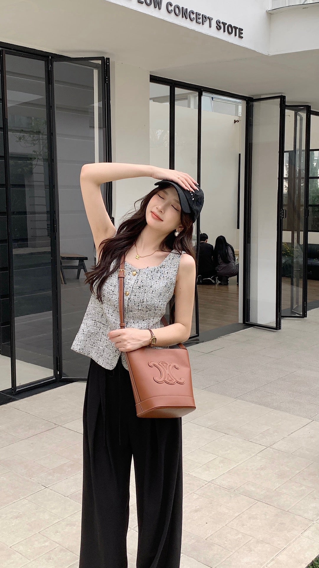 셀린느 스무스 카프스킨 스몰 버킷백 레더 트리옹프