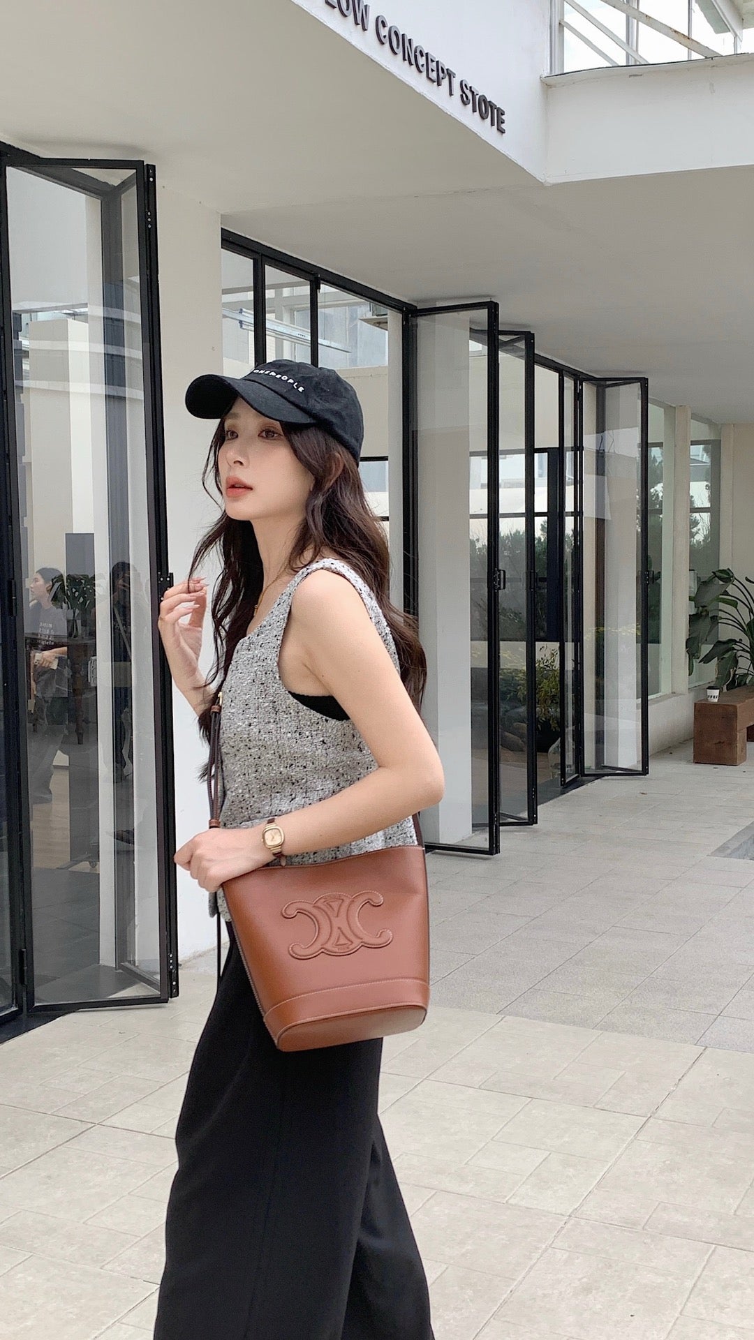 셀린느 스무스 카프스킨 스몰 버킷백 레더 트리옹프