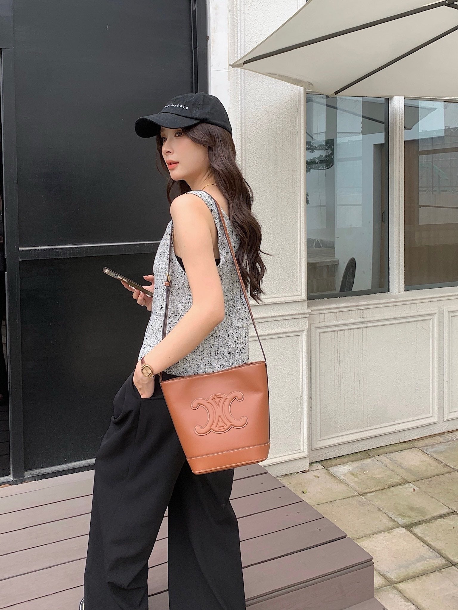 셀린느 스무스 카프스킨 스몰 버킷백 레더 트리옹프