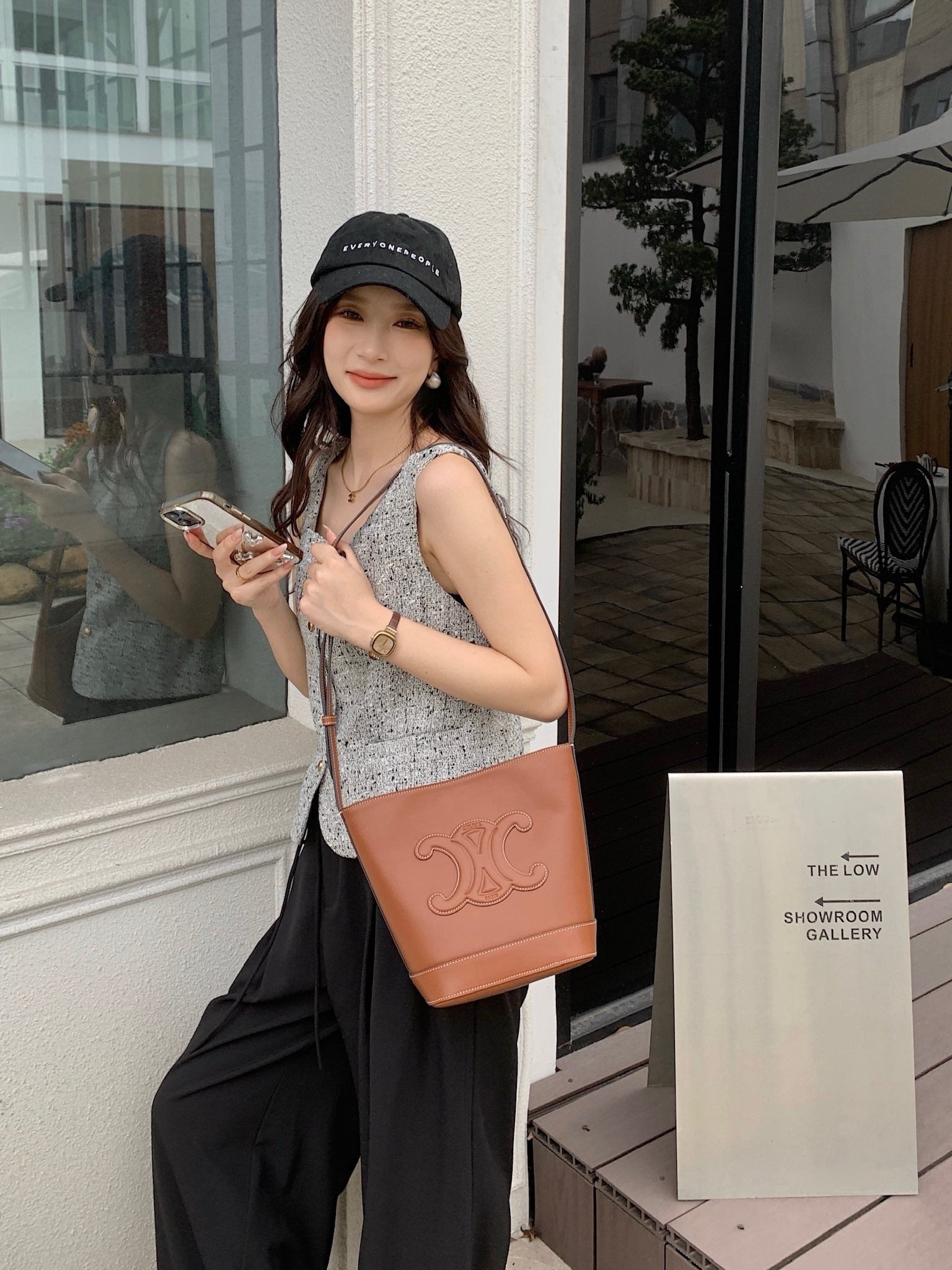 셀린느 스무스 카프스킨 스몰 버킷백 레더 트리옹프