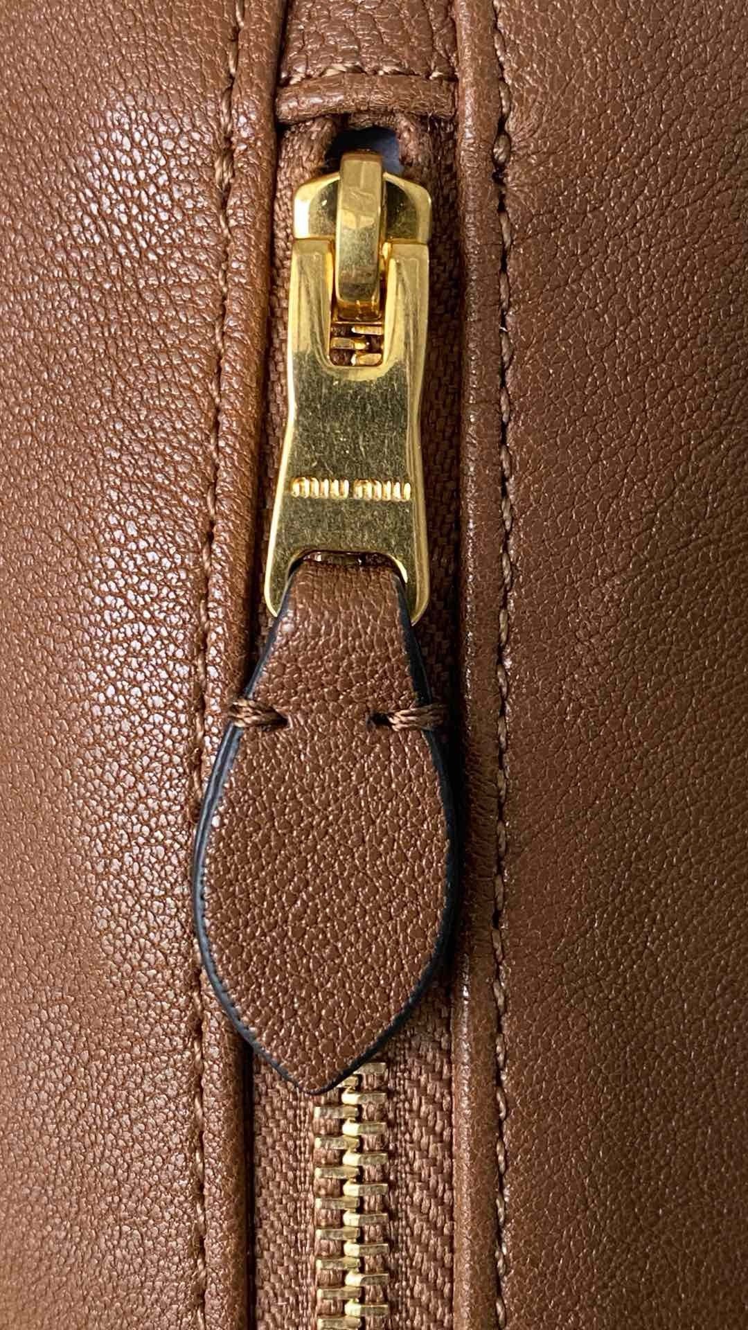 미우미우 나파 가죽 파우치