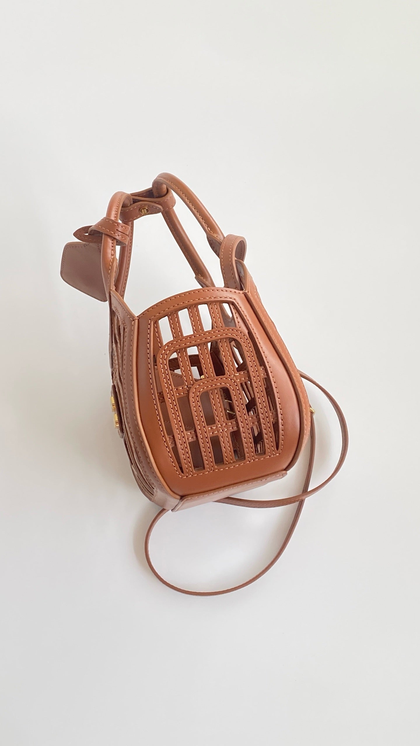 미우미우 가죽 바스켓 토트백