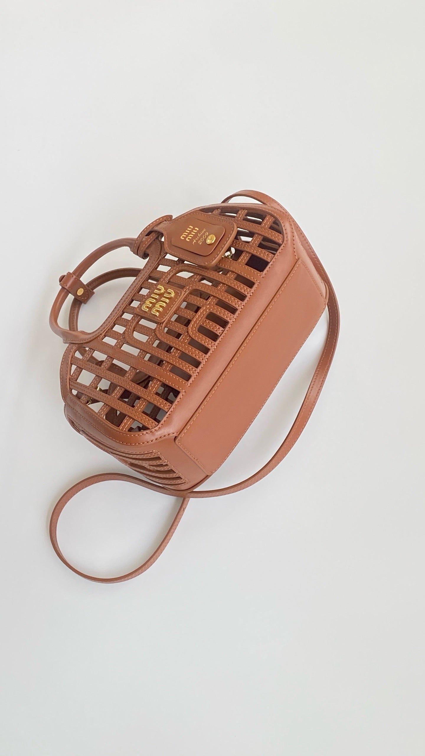 미우미우 가죽 바스켓 토트백