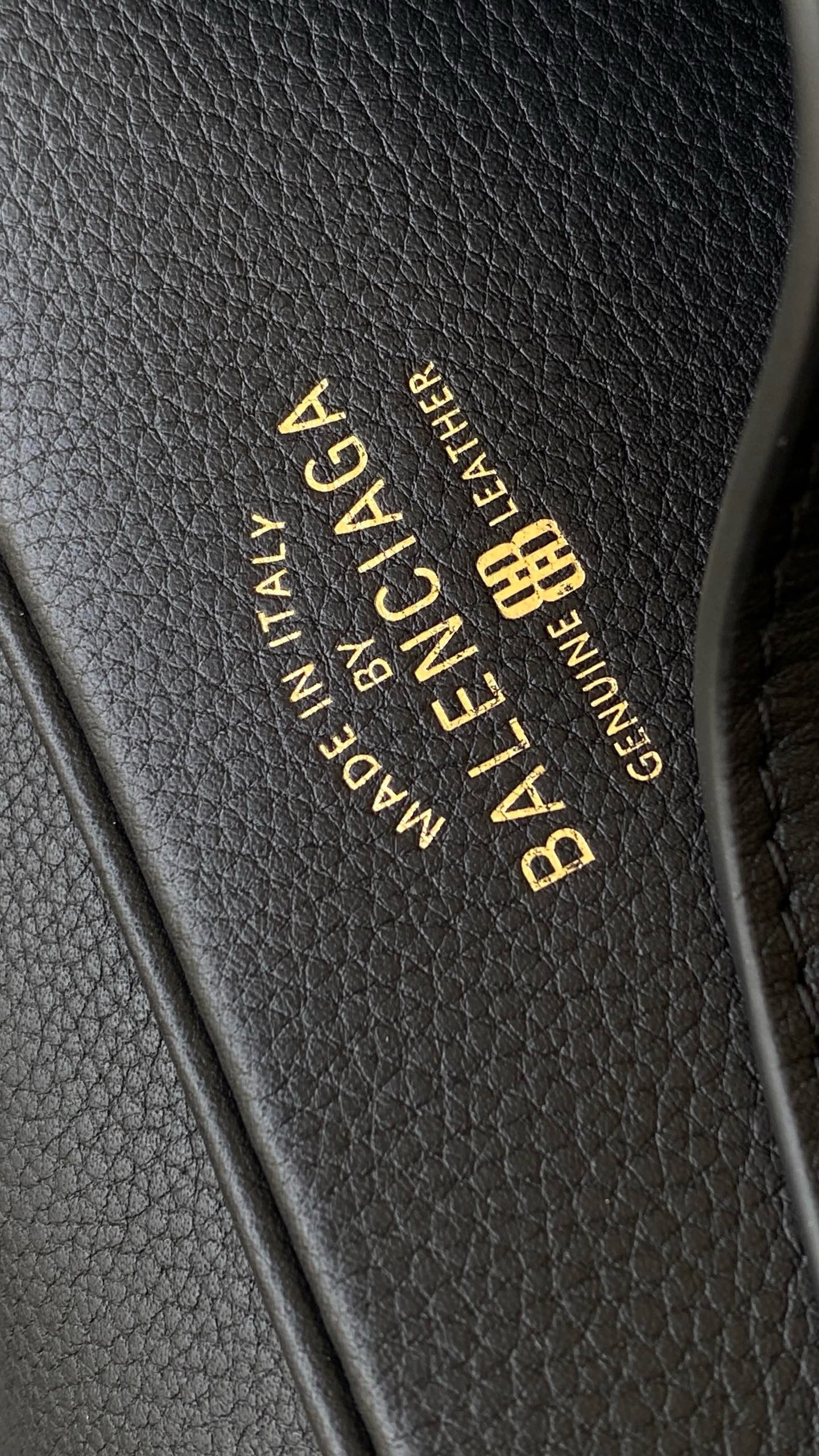 발렌시아가 캐리 레더 스몰 볼링백