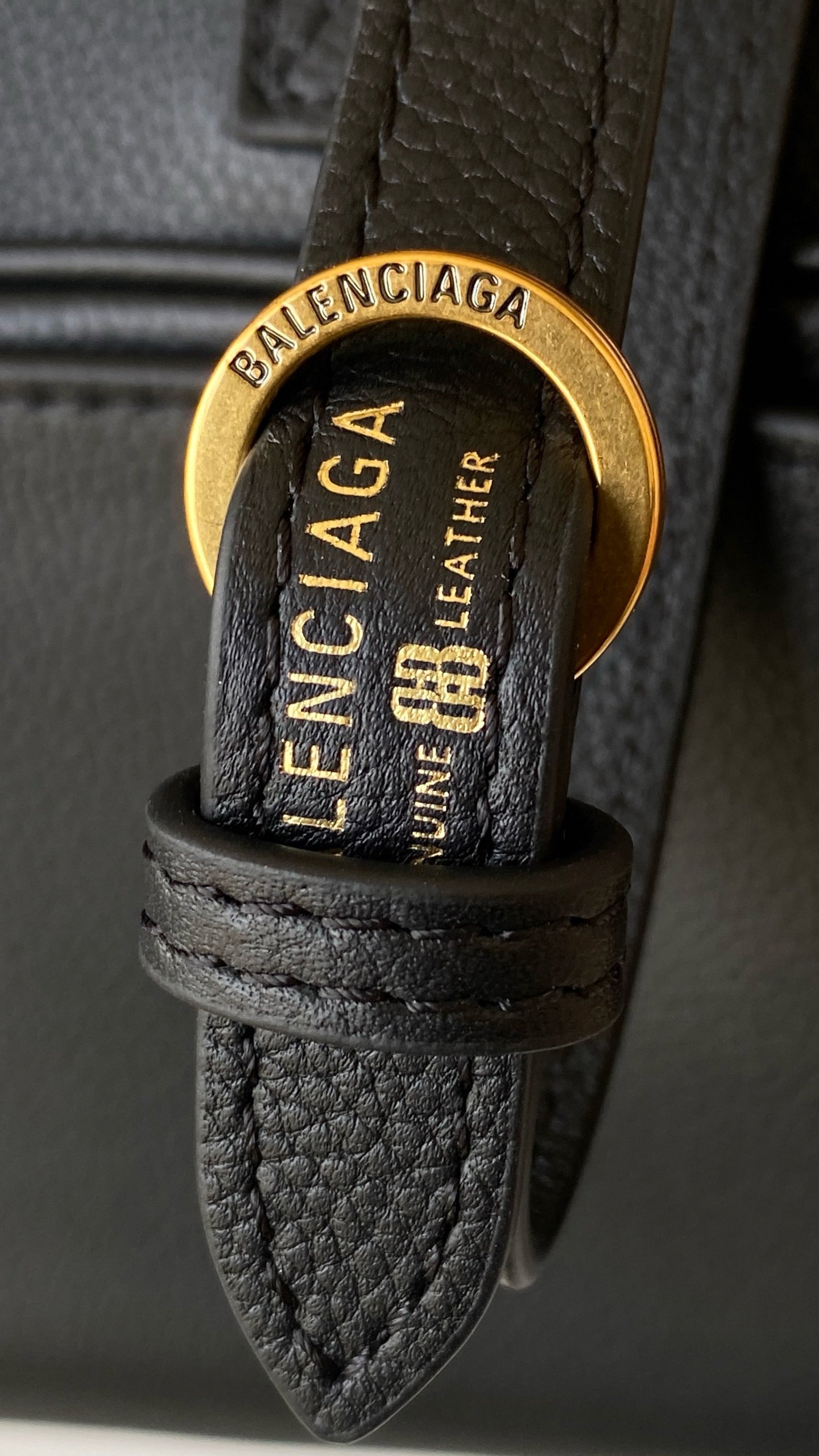 발렌시아가 캐리 레더 스몰 볼링백