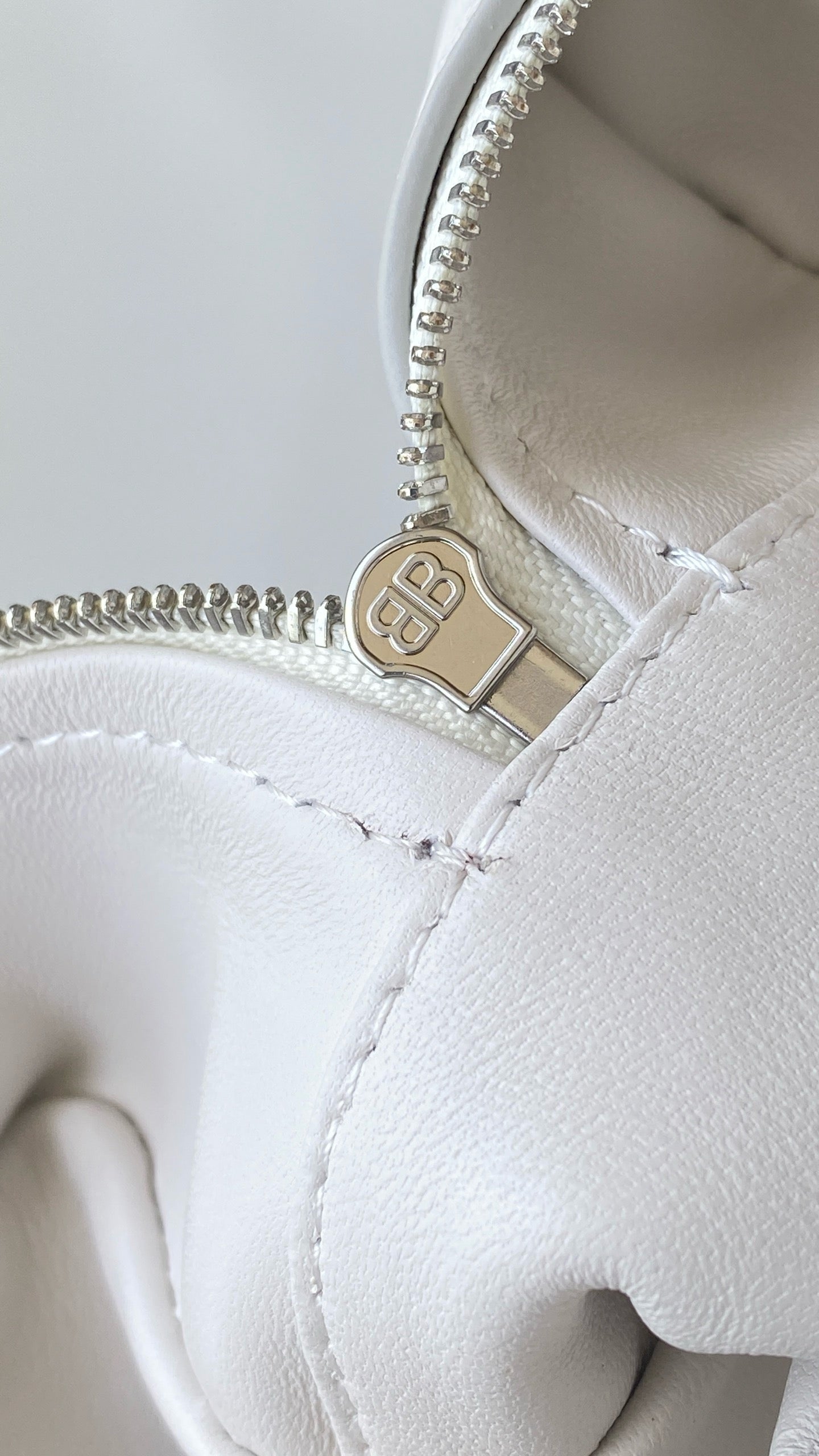 발렌시아가 캐리 레더 스몰 볼링백